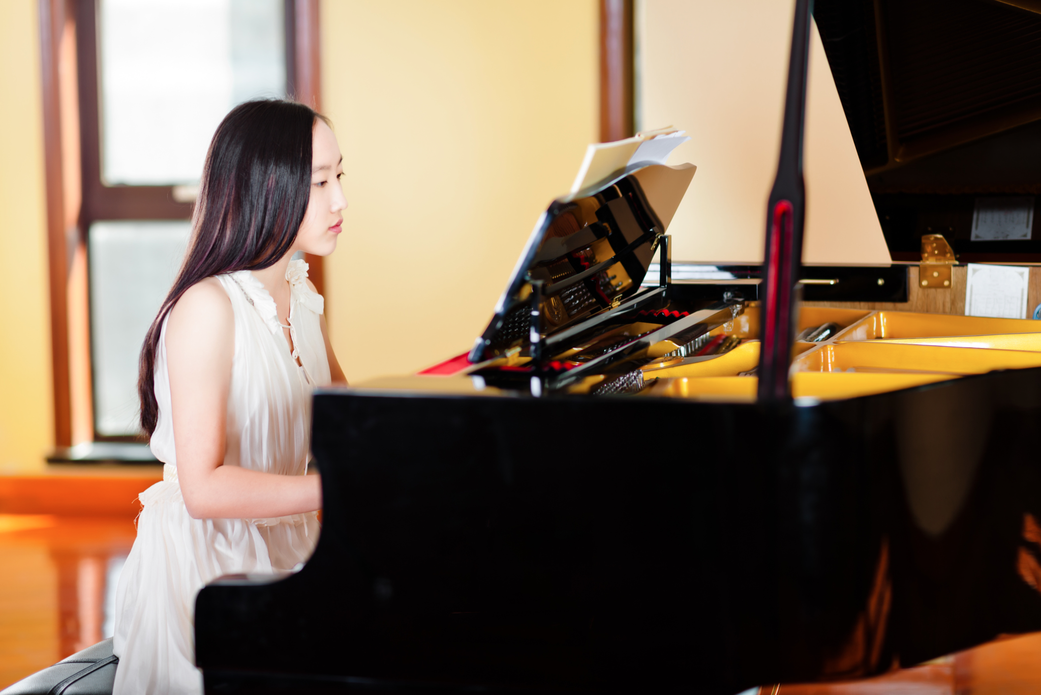 Look she plays the piano. Китаянка играет на фортепиано. Пианист девочка. Японка играет на фортепиано. Азиатка пришла на фортепьяно.