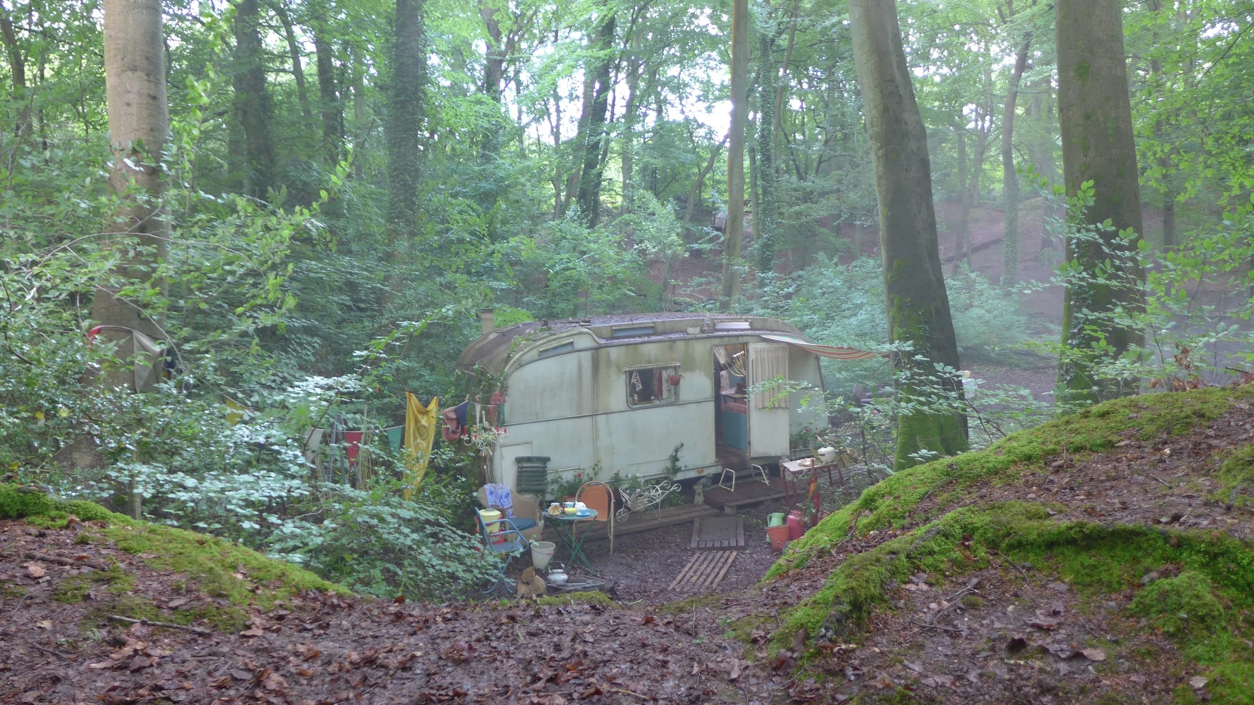 Legend. Ron's caravan. Production Design Tom Conroy. Set Decoration Crispian Sallis.