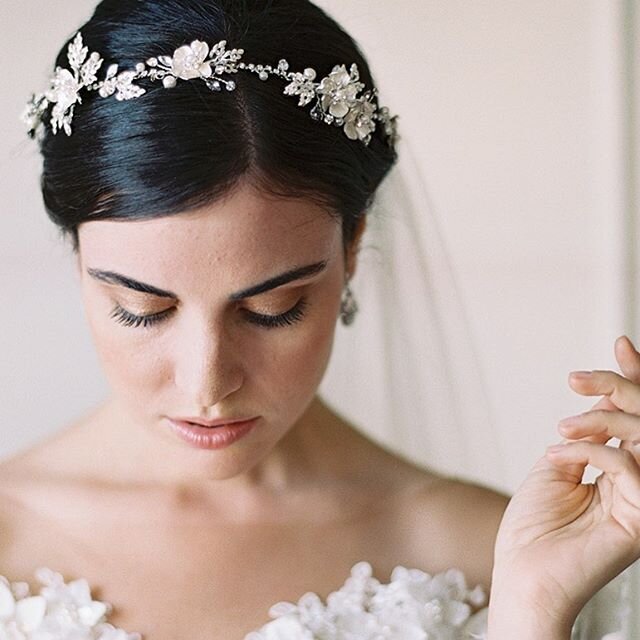 Lovely blooming flowers with sparkling rhinestones and small pearls are interspersed along a delicate rhinestone garland. 💕 @kurtboomerphoto @kellethcuthbert
&bull;
#belairebridal #bride #engaged #wedding #veil #bridalveil #weddingveil #laceveils #b