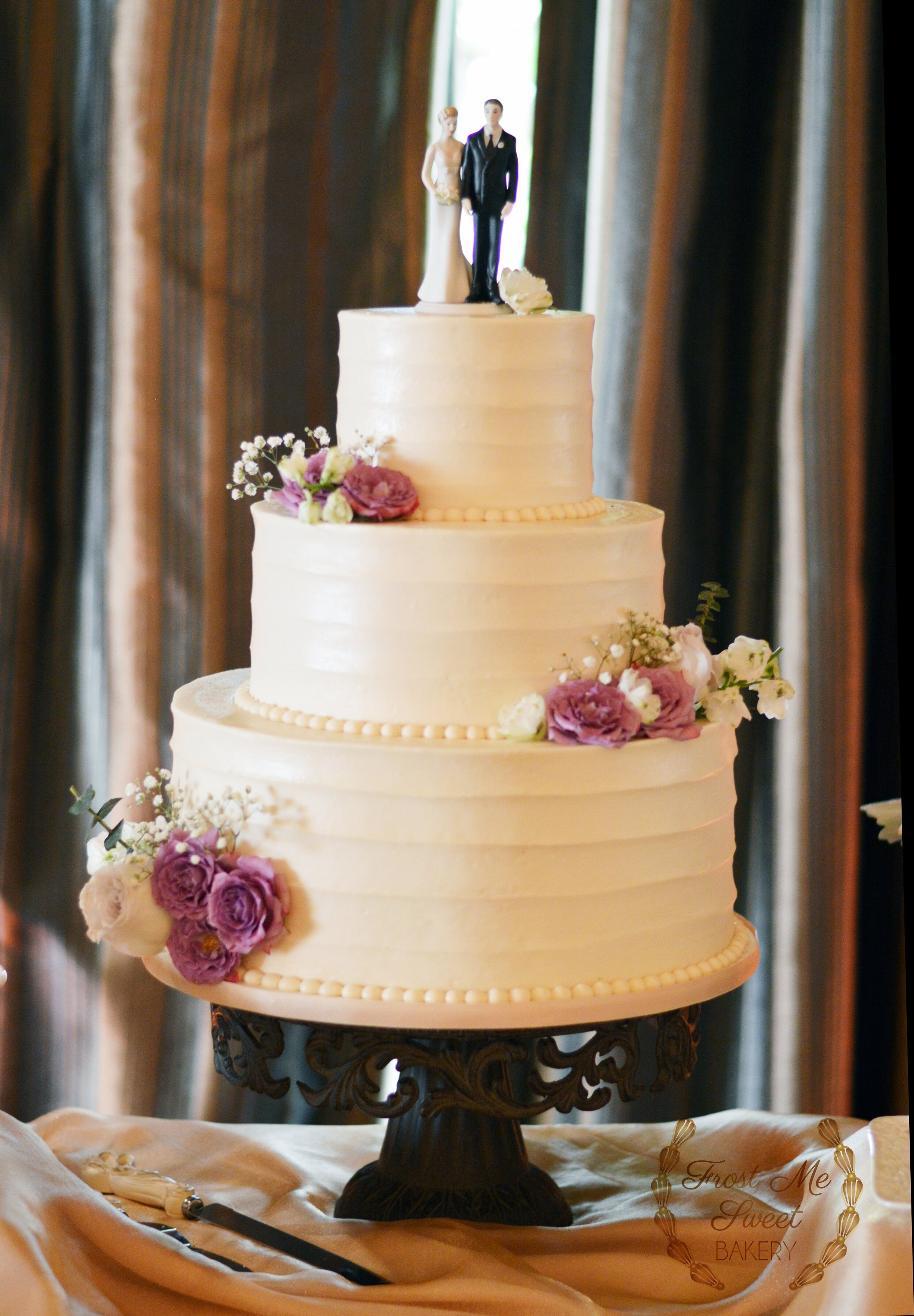 WIDE HORIZONTAL TEXTURED BUTTERCREAM WEDDING CAKE