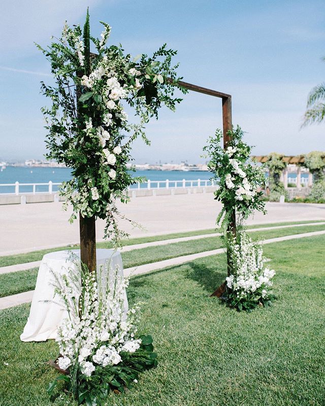 Simple + Clean 👏

Rentals: @stecklaireventco
Coordination: @sweetblossomweddings
Photography: @the_hearts_haven

#weddingarch #woodarch #beachwedding #sandiegowedding #wedding #weddingdecor #ceremonydecor
