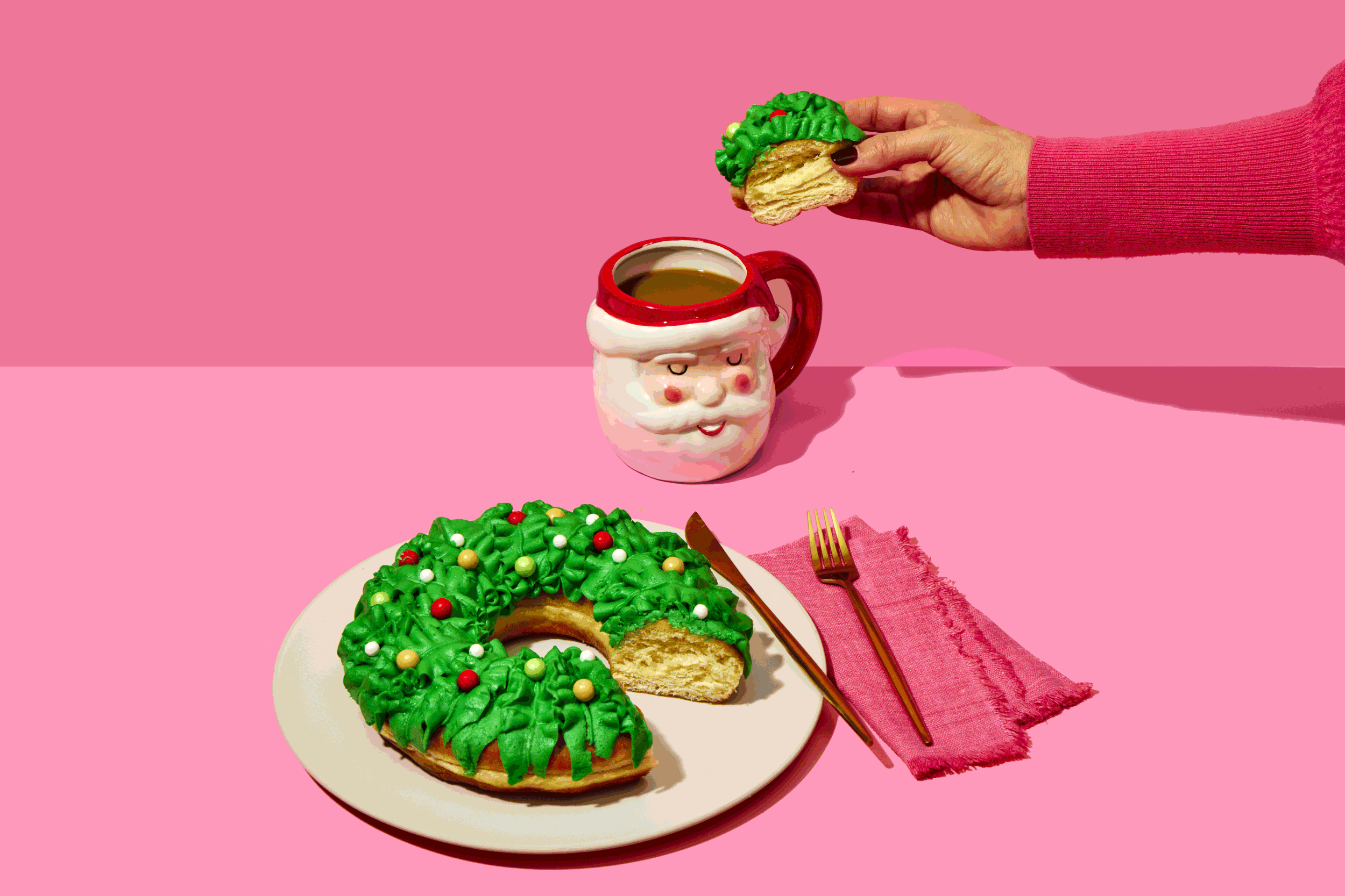 02_AngelFoodBakery_GiantWreathDonut_105-GIF-STACK_STACKED_Edited.gif