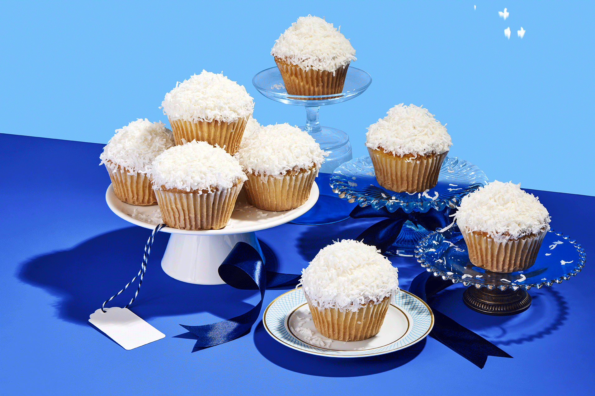 241030_GoldBelly_07_InaGarten_CoconutCupcake-390-Main_STACKED.gif