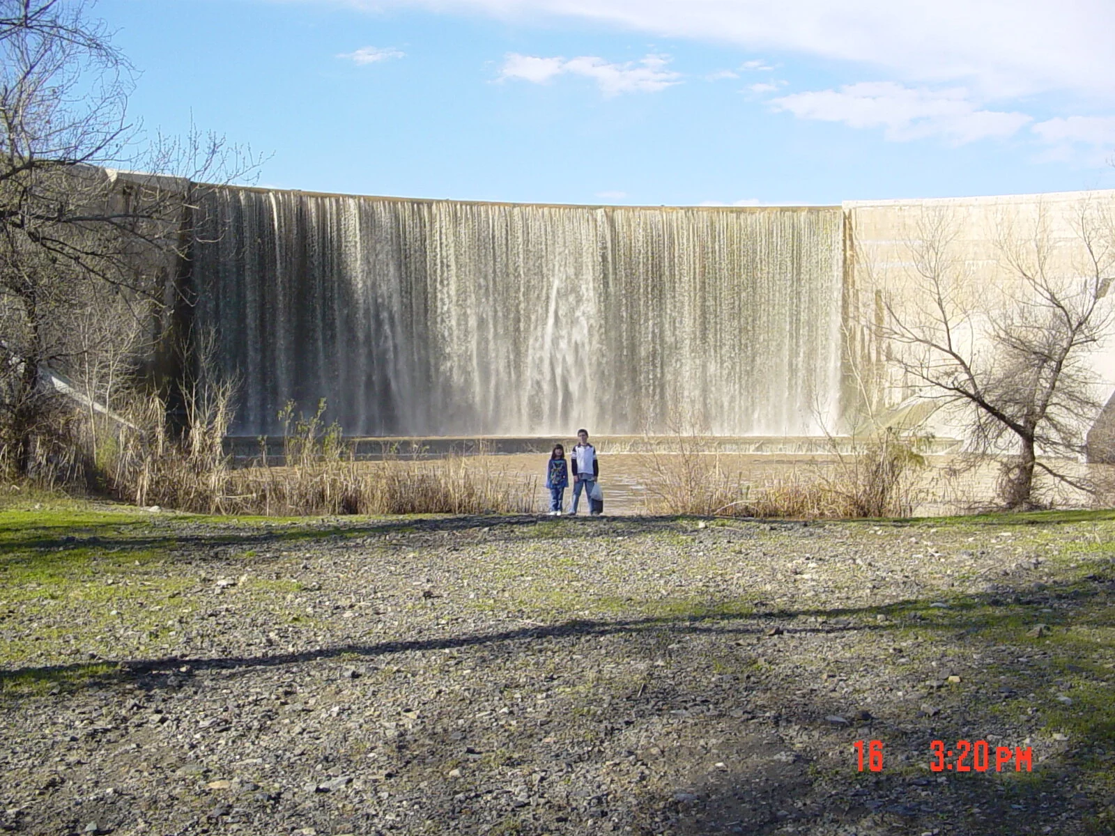 Kids at Dam Jan 2005 -1.JPG