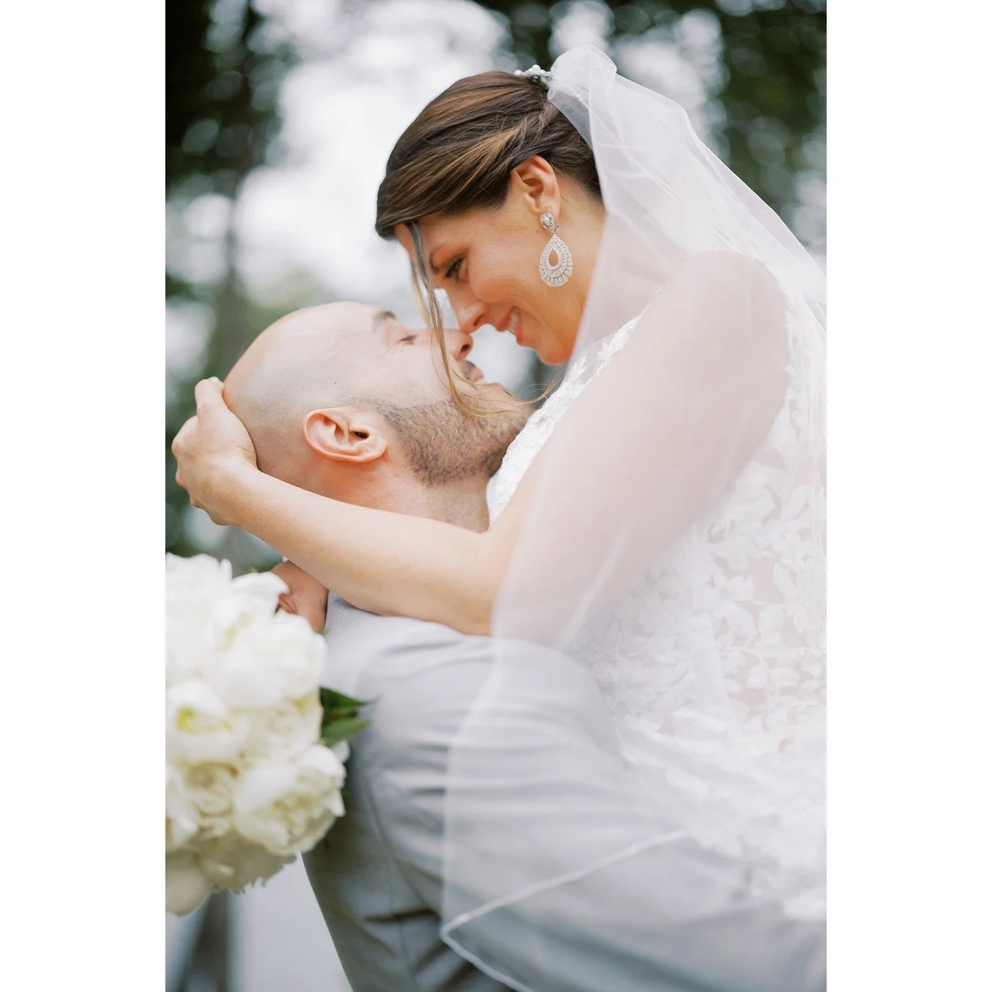 &ldquo;I&rsquo;m living my Wildest dreams&hellip;&rdquo;. @iamluckydaye 
.
.
.
#chikephotography #ctphotographer #ctweddingphotographer #brideandgroom #thewaterview #love #juliellen
.
.
.
Hair: @atouchofcolormakeupandhair 
Florist: @rosasfloristllc 
