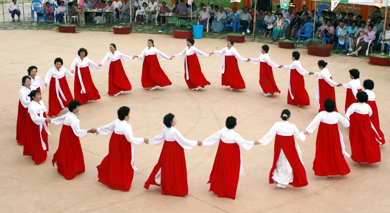 Elderly ladies performing ganggangsullae under the sun. (Photo: Tistory )
