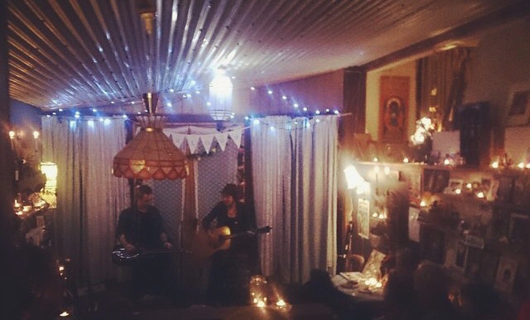 Now this is what you call a HOUSE CONCERT!