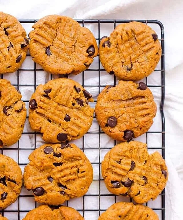 I'm just going to leave these Vegan Peanut Butter Cookies (with pumpkin) right here for y'all to drool over. 🍪 You. Are. Welcome. 💃
.
I know you folks are all in need of more #eggfree recipes, so I made these cookies for you 👊. These are SO EASY a