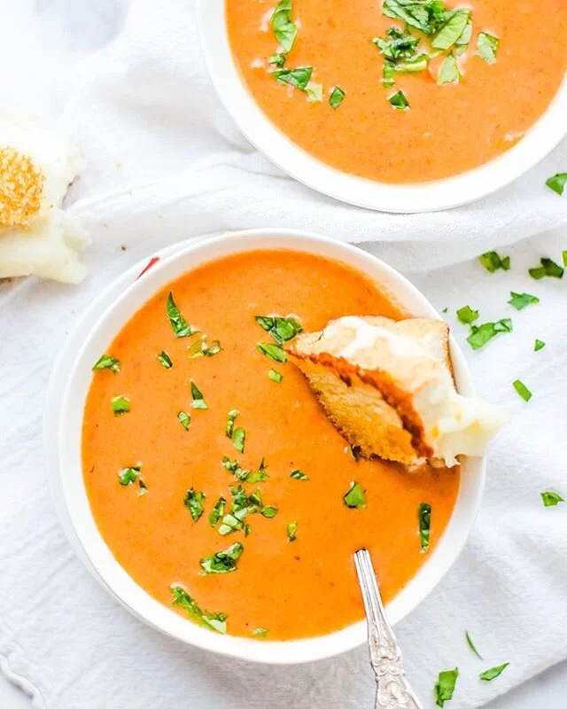 I don&rsquo;t know about you, but I am alllllll about all the cozy things right now. Cozy clothes (helllooo leggings and hoodies😴). Cozy sounds (Miles Davis on Spotify all. day. long). And 💯 cozy food. Which means all the soup. 🥣.
.
Currently in m