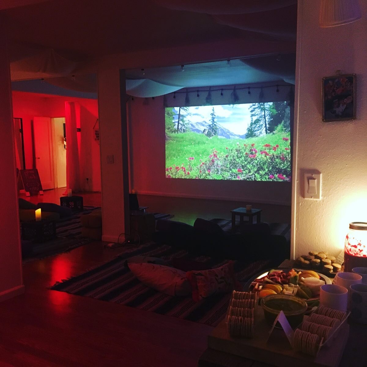 Pre-Facemask &amp; chill ✨
Lovely full moon selfcare spread over @rosewayyoga 🌕
🌕
🌕

#wickedcozy #facemaskandchill #roseway #saturday #caturday #seedtohealth #turnyourlightsdownlow #shadowpuppets