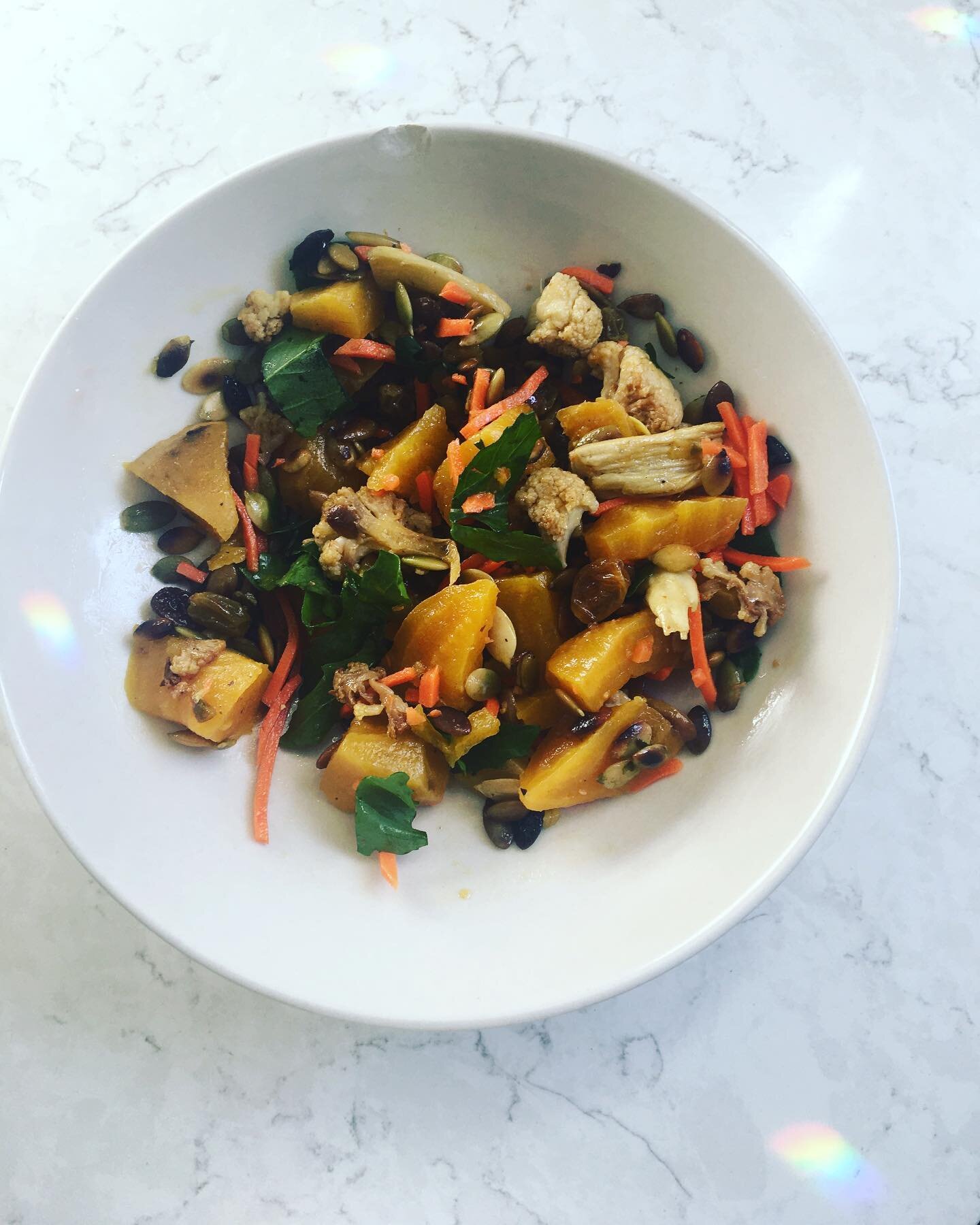 Rainbow deliciousness! Harissa roasted cauliflower, roasted golden beets, golden raisins, toasted pepitas, ruga, and yin yang carrots from @fireflykitchensseattle And am especially gr8ful For @injoi.with.radiant.love for the delightful window rainbow