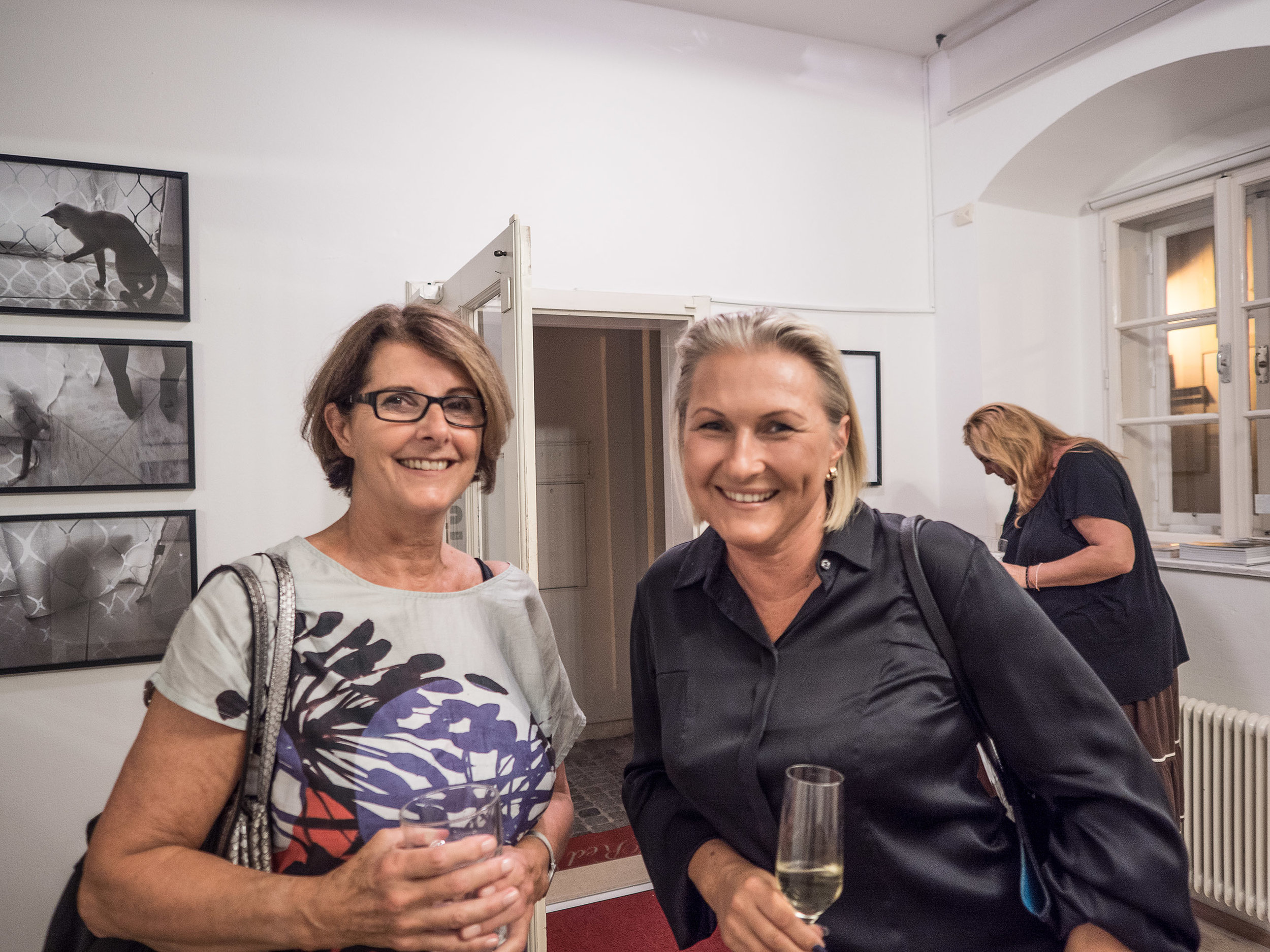 Galerie LIK Besitzerin Nadja Gusenbauer mit Veronika Mayerhofer