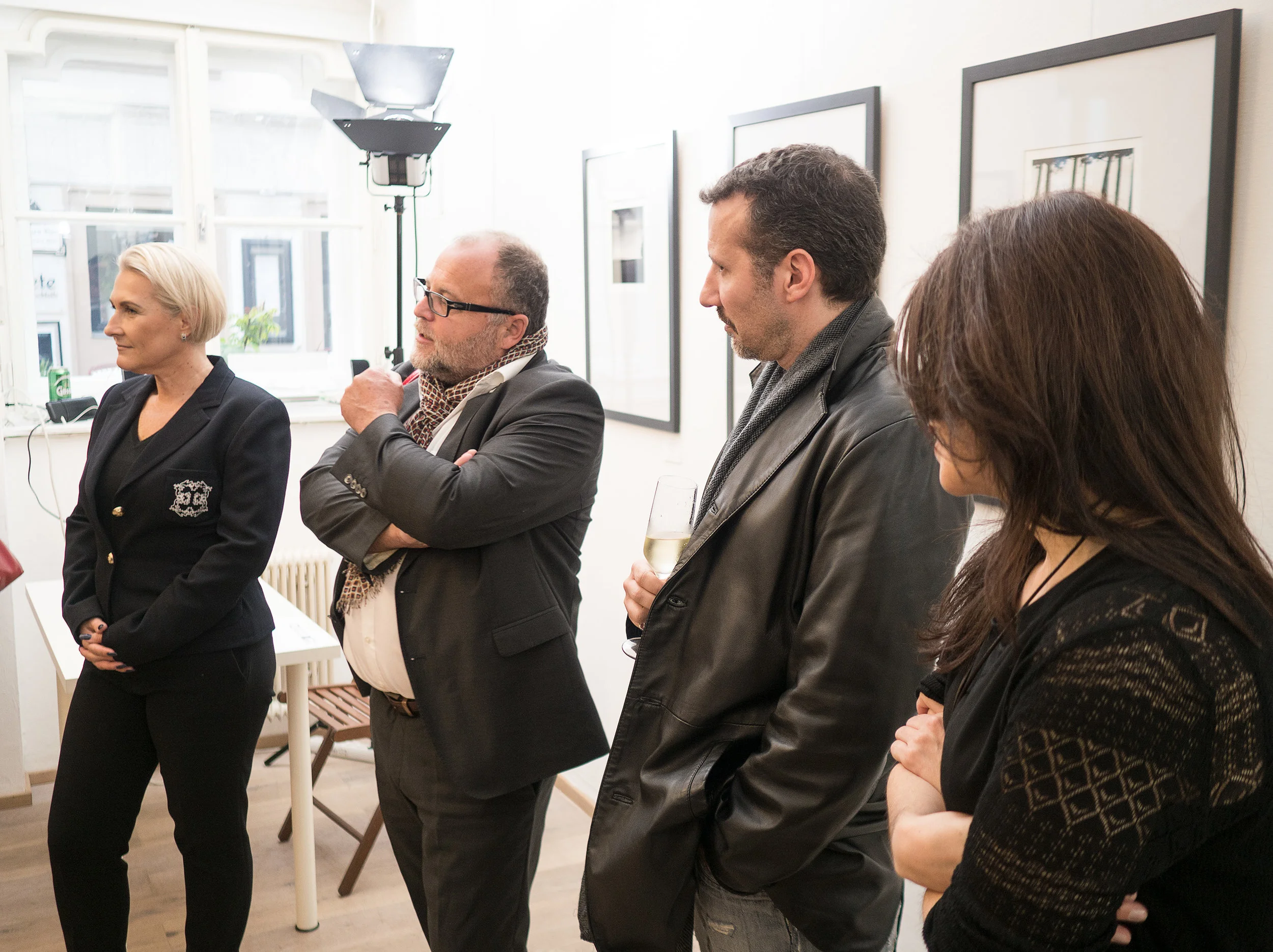 Galerie Besitzerin Nadja Gusenbauer, Kurator Eric Berger, Fotokünstler Guillermo de Angelis, Repräsentantin christina Requena. l.l.n.r.