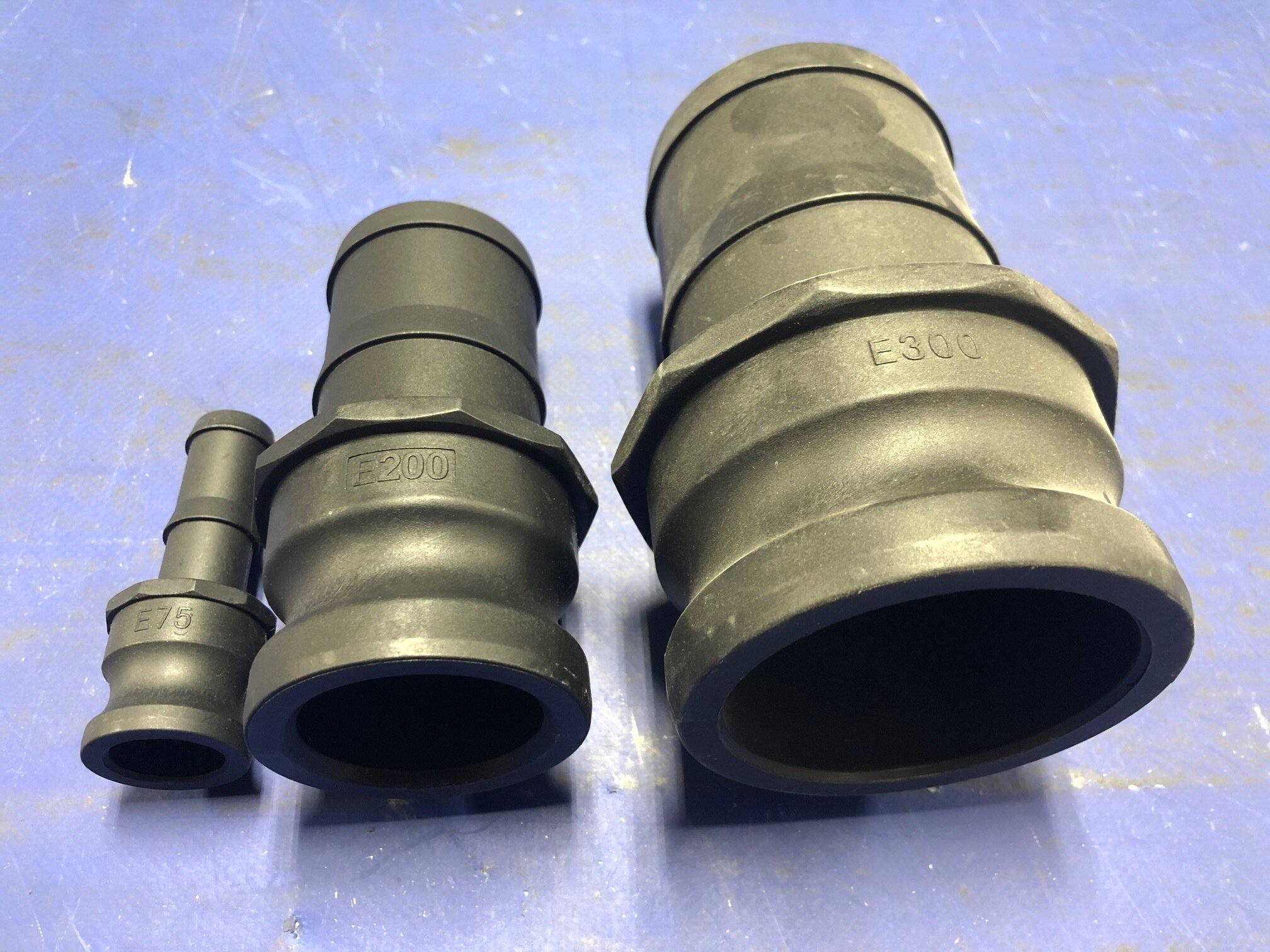 Two 2600lb 1/2 Inch Single Port Air Bags with Fittings | johnnylawmotors.com