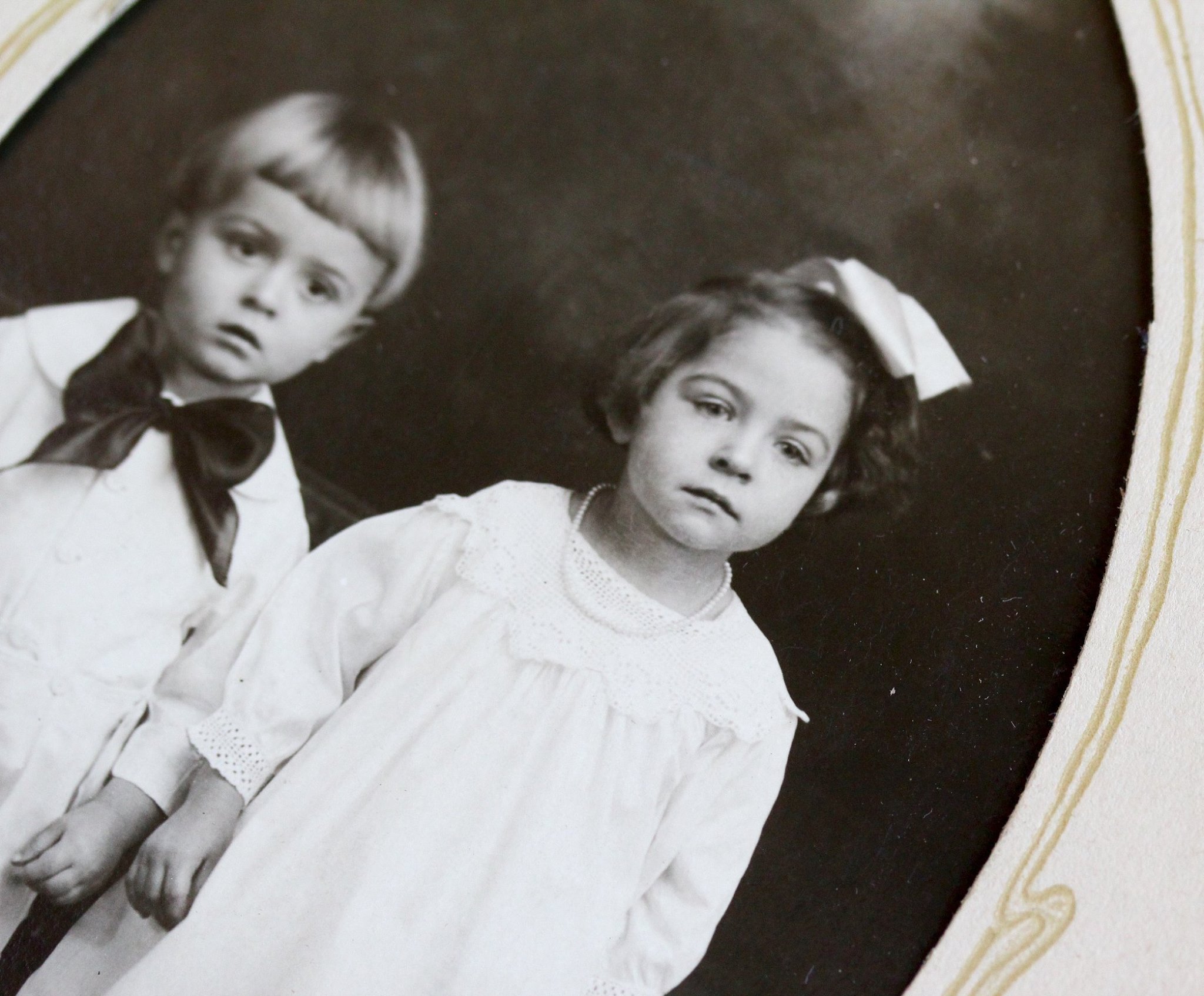 Art Deco era photograph of a toddler wearing a sweet pearl necklace in a family portrait. (These cute babies were included in Miss Amanda Jean's Christmas gifts!)
