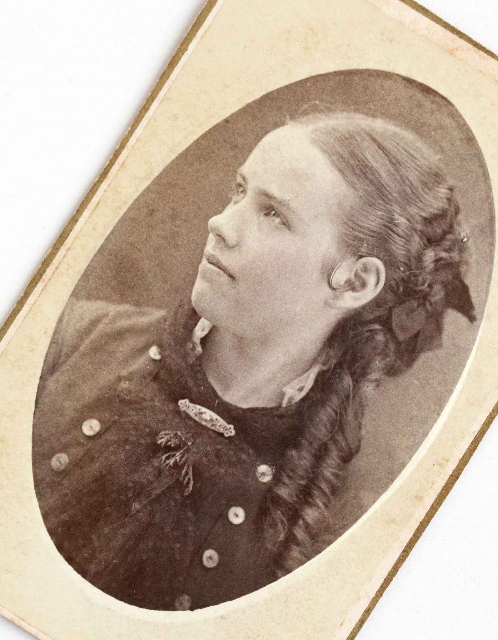 Victorian era cabinet card from McConnelsville Ohio featuring a young lady wearing a beautiful filigree brooch at her throat.