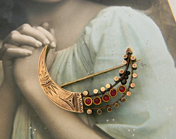 Antique Victorian Brooch via LuvLockets