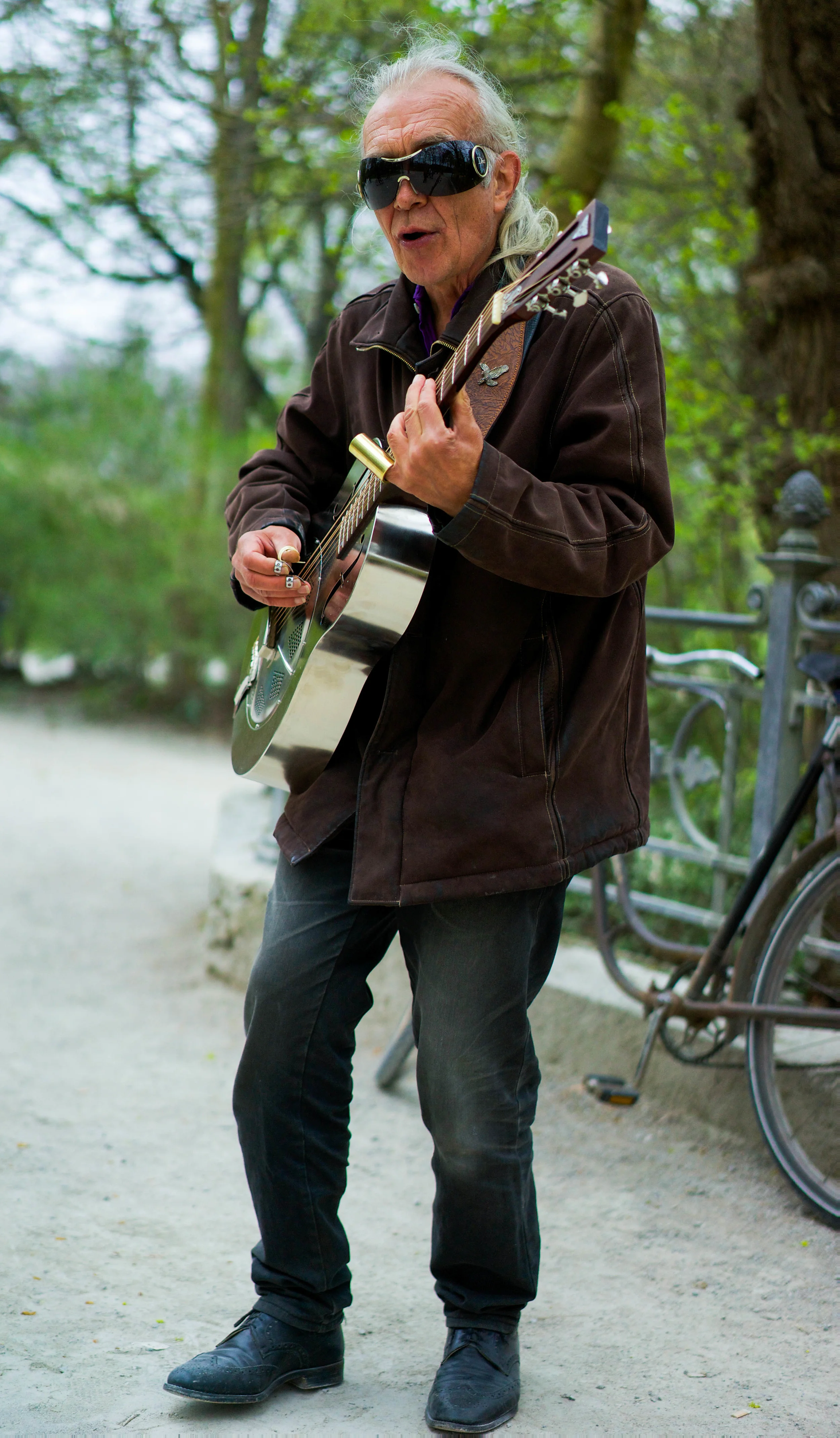 Singer in Park - Munich