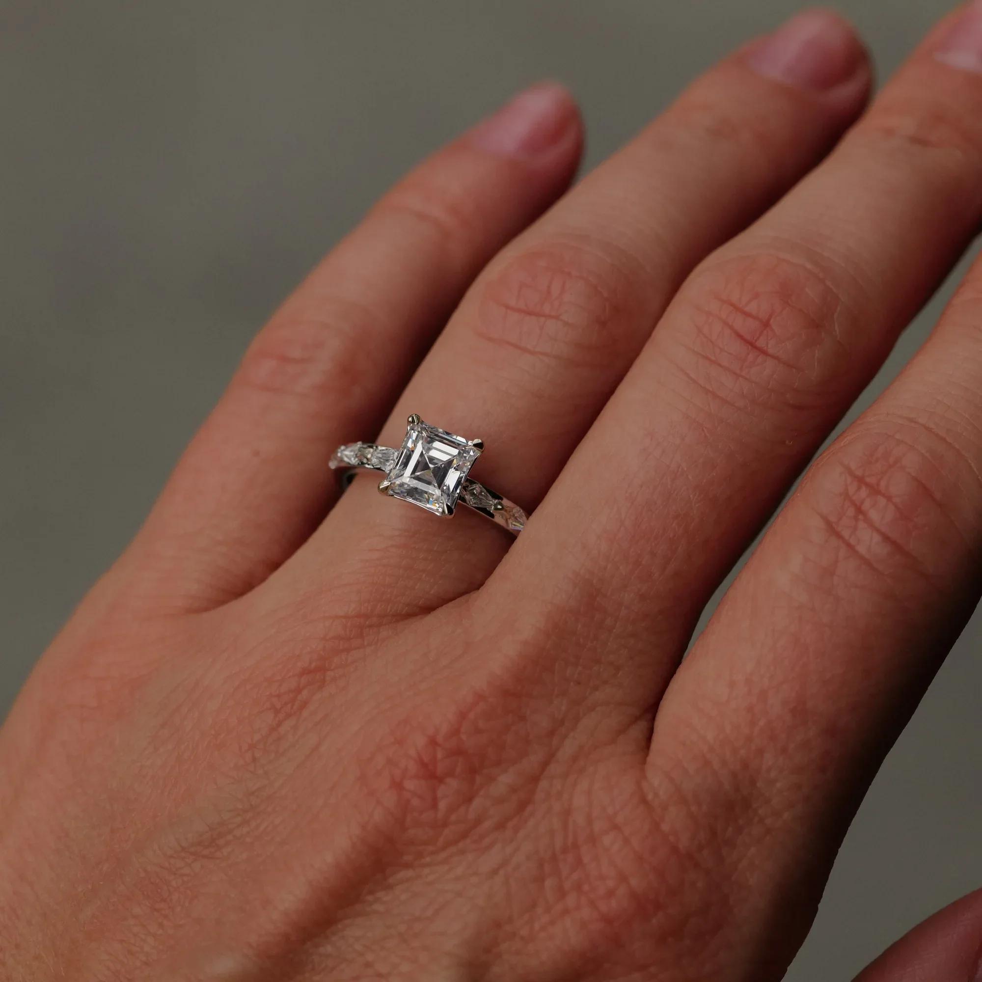 FL_Rings_ClassicTheiaRing-AntiqueCarreDiamond_1.41ct_8.webp