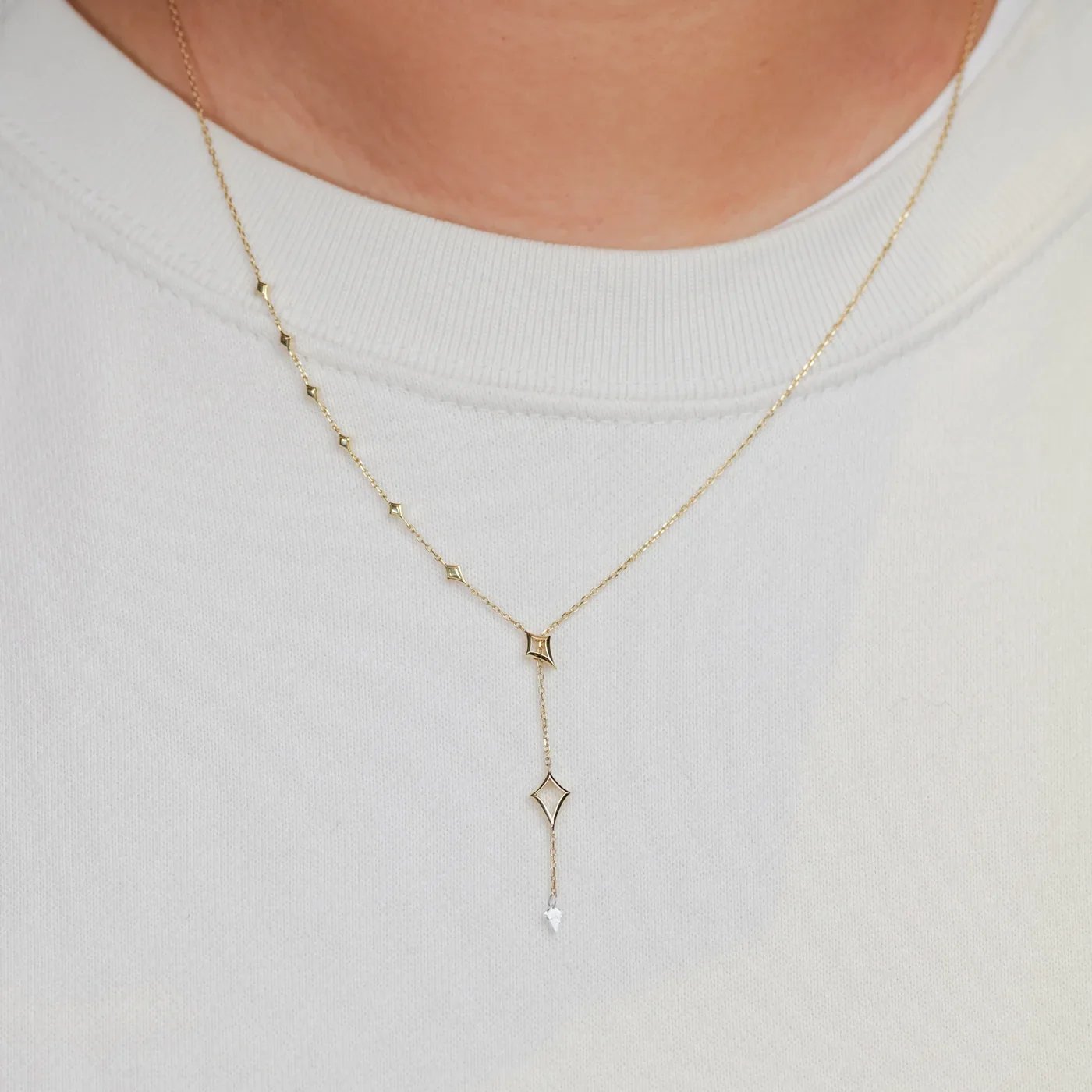 fl_necklace_northstarlariat_model_solo_1.webp