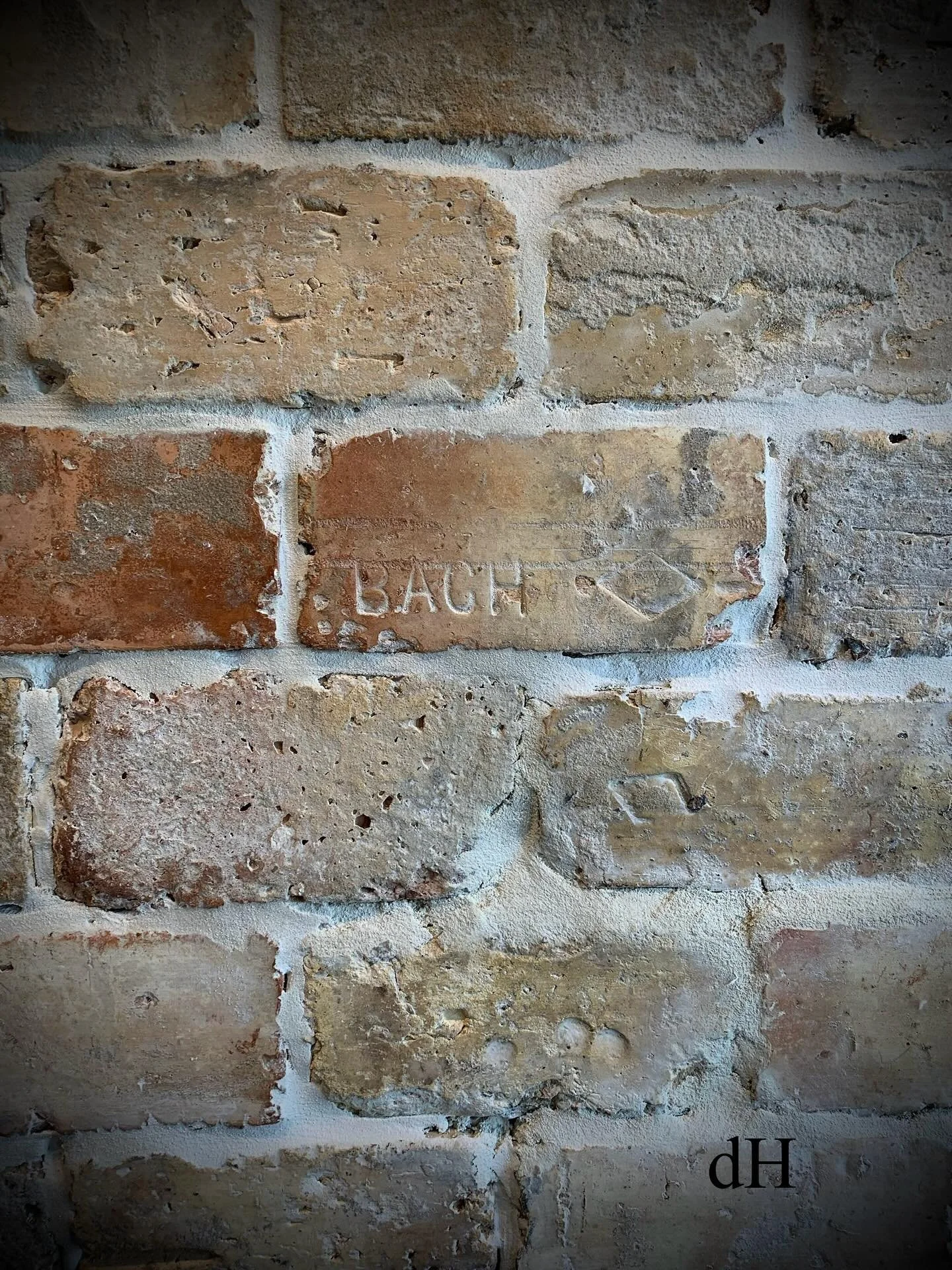 &hellip;how could I forget this &ldquo;MasTer-Peace&rdquo;❣️ A #ParisHenryCreation @creative_sights_n_sounds craftsmanship,  @watsonfloorgallery inventory and yeeeeeah this guy.
#ittakesateam 
#drewshouseintentions 
#residentialpeaceofmind