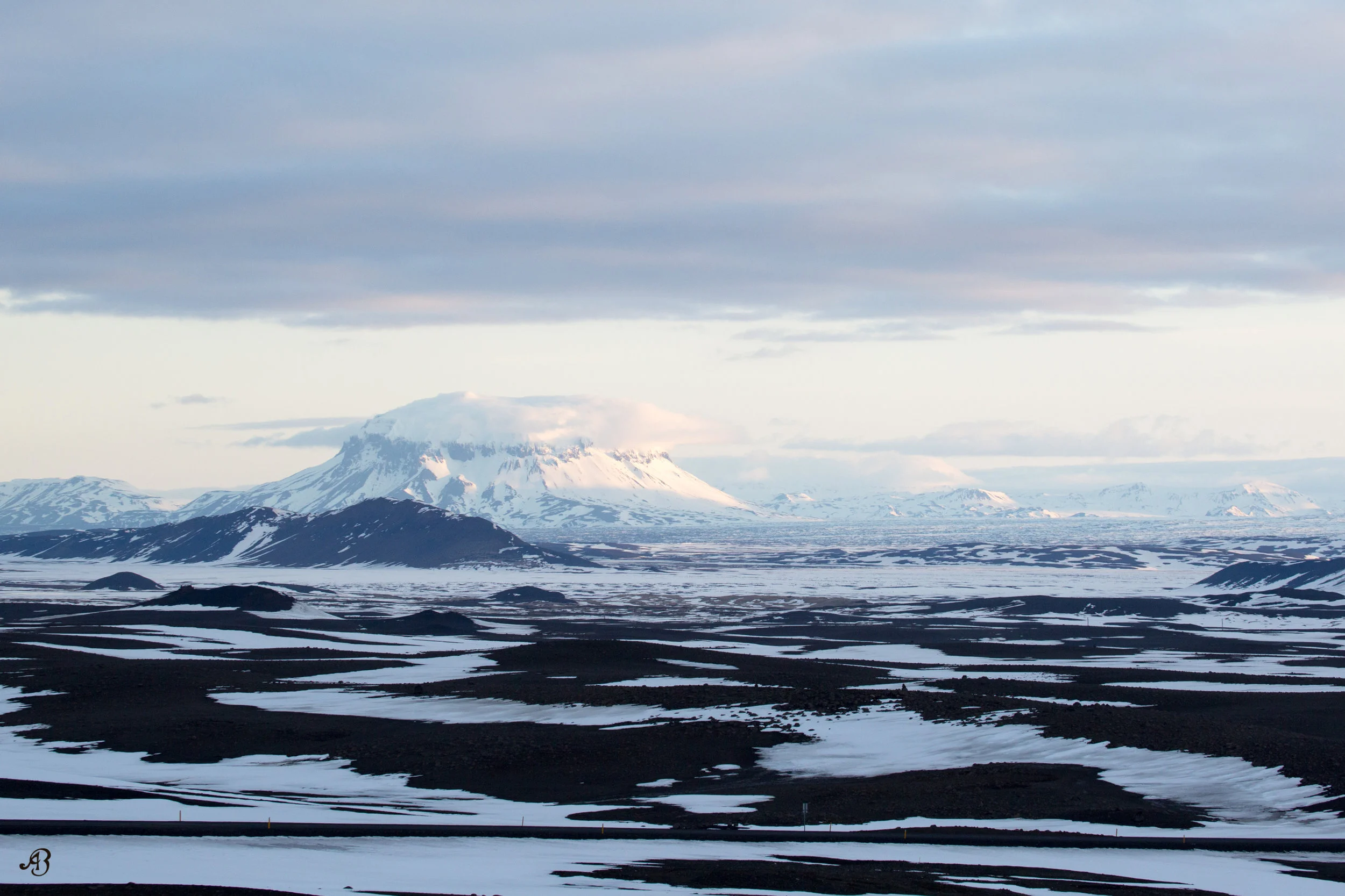 Iceland_mountain585w.jpg