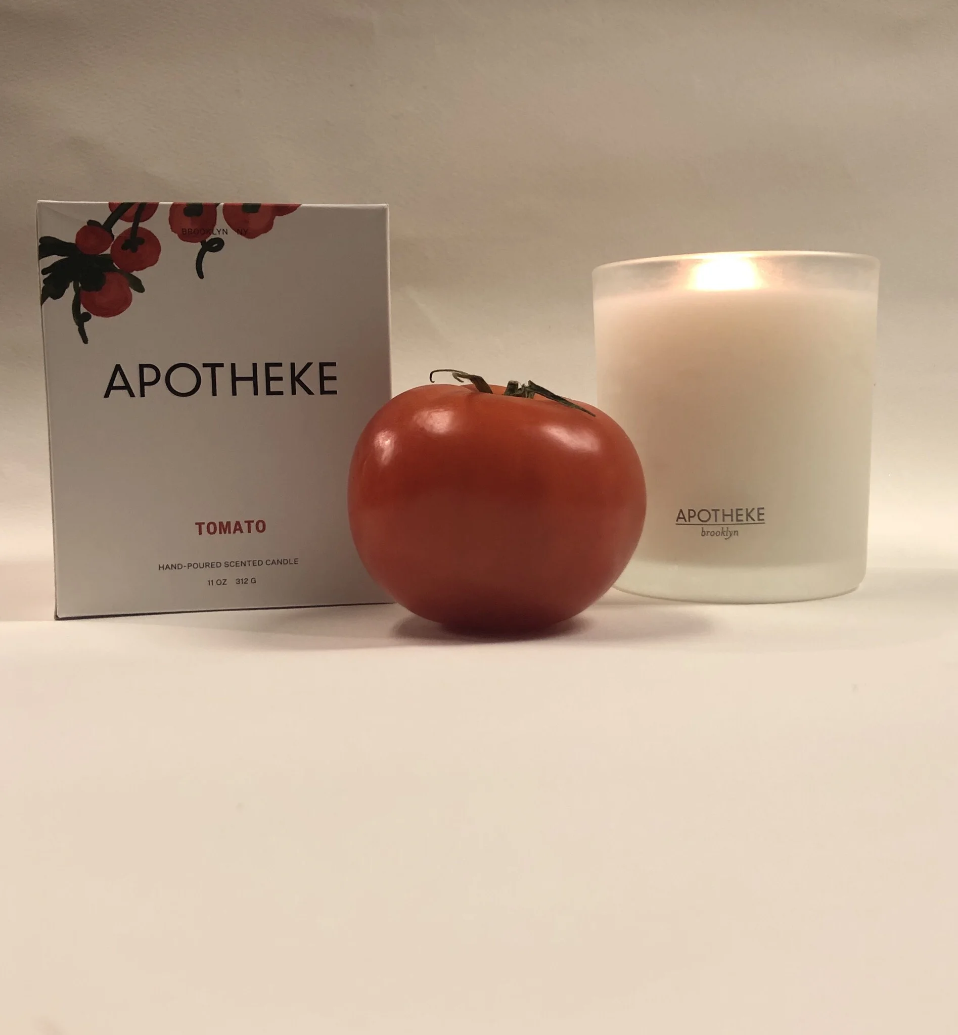 Tomato-scented candle by Apotheke. Relaxing earthy and basil fragrance.