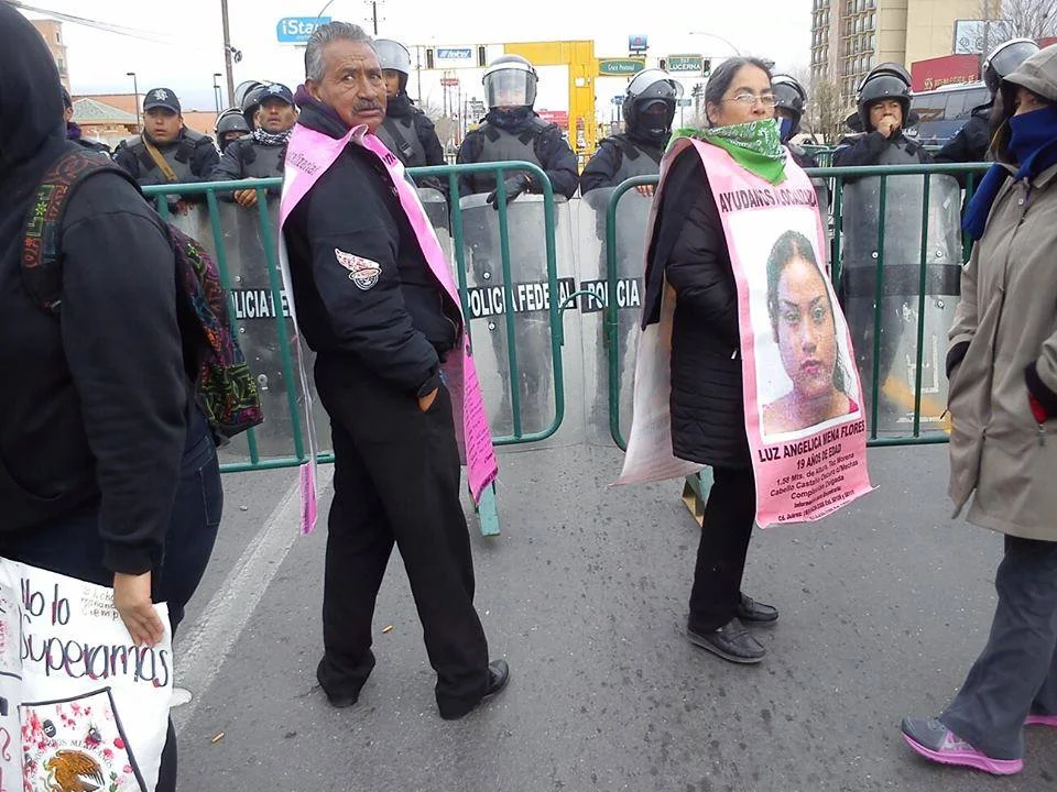 El comité de madres y padres que buscan a sus hijas y hijos desaparecidos en cd Juárez, se volvió a quedar fuera de los actos institucionales de Gobierno de Enrique Peña Nieto, con gas lacrimógeno en los ojos y con la ausencia del sol en el frío de la ciudad