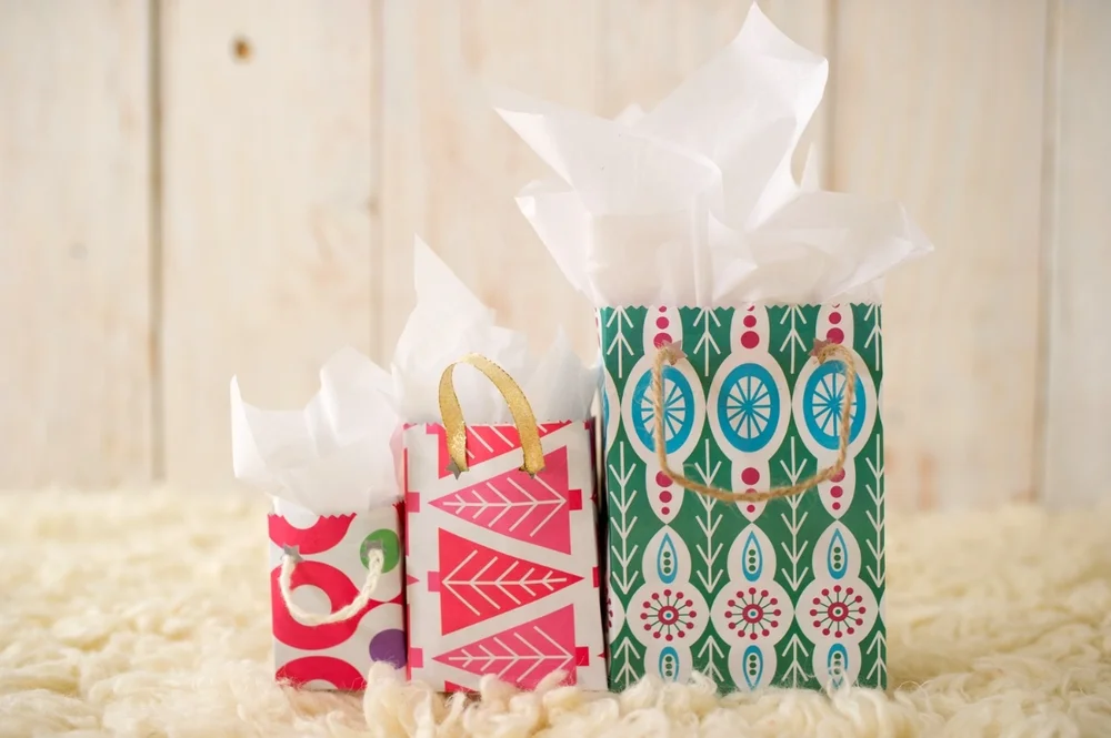Make+a+gift+bag+out+of+wrapping+paper.jpg