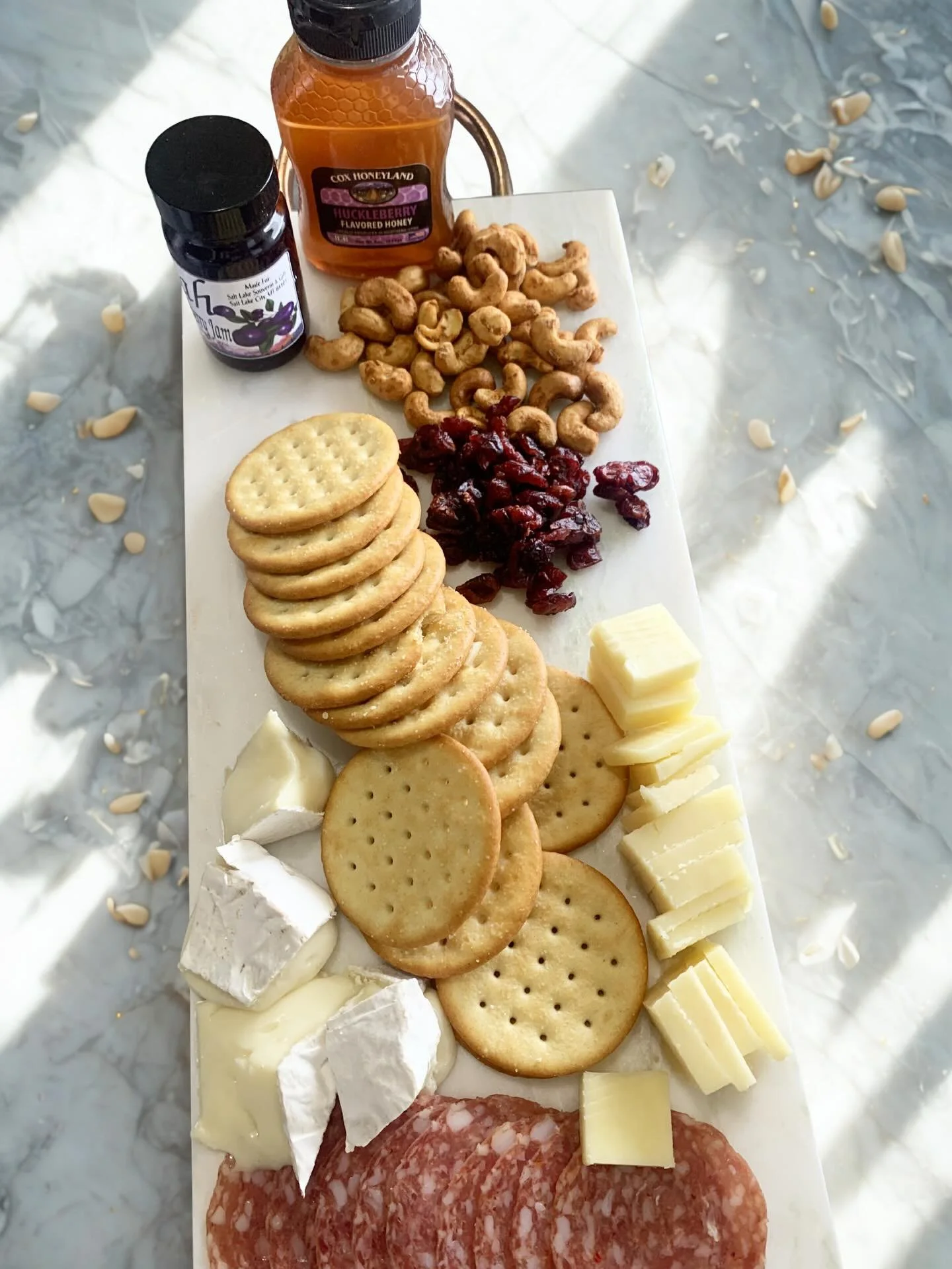 I made a little board using honey and Huckleberry jam I brought back from my recent trip to Utah. I love collecting little jars of jam and honey from local stores. 🍯 #madeinutah #charcuterieboard #supportlocal