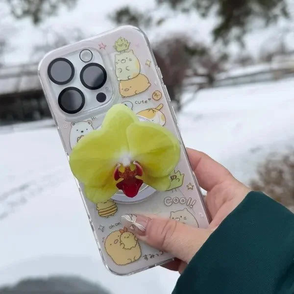 @liko.designs is bringing floral hair clips, pop sockets, and badge reels to the Hahaione Fun Fair on 4/18.  You will definitely want to grab these everyday products in Hawaii floral designs for yourself or for your friends and family. 🌺