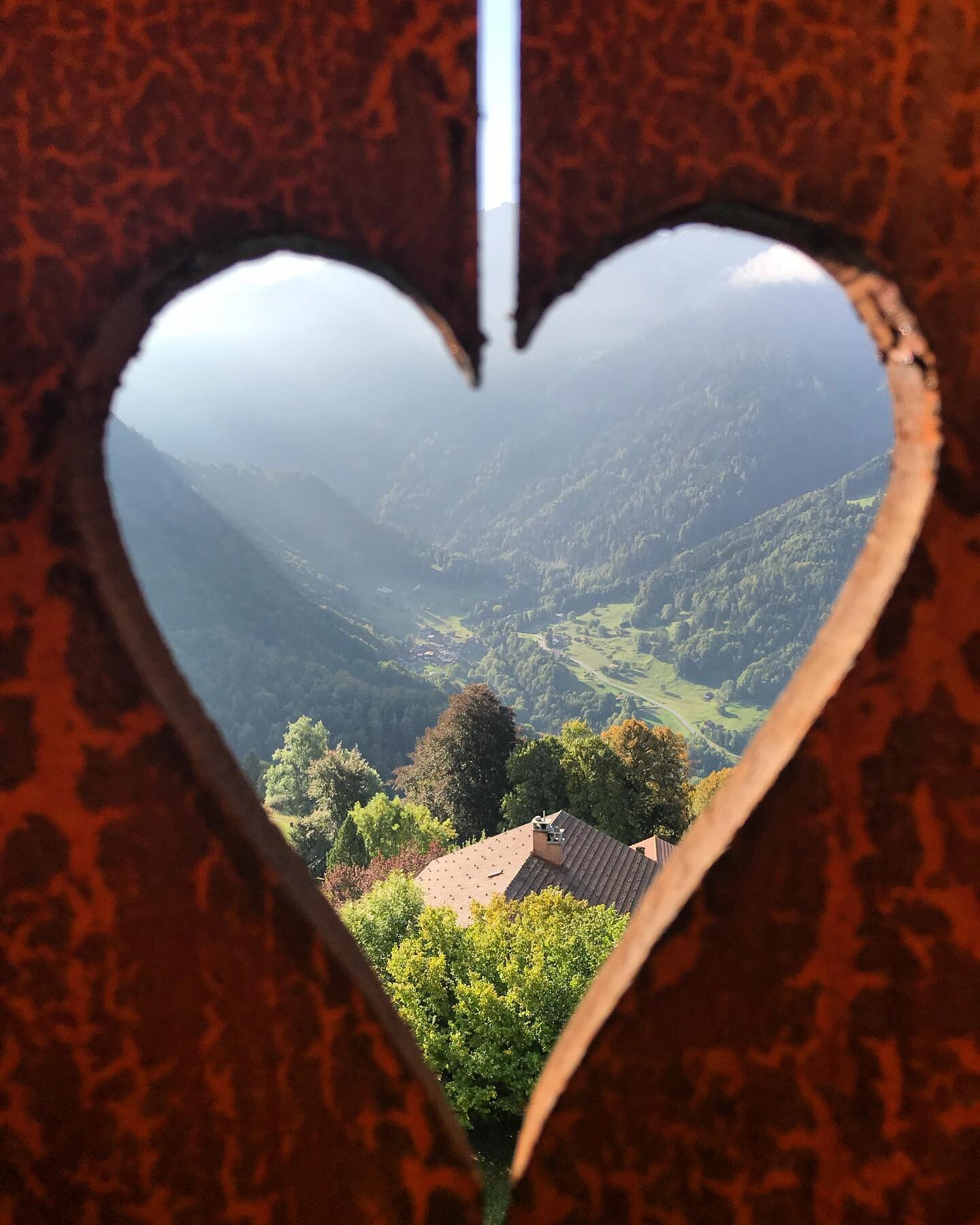 Happy Valentine&rsquo;s Day! 😍🇨🇭❤️ My lovely balcony view from one of two affordably priced rooms above the Buffet de la Gare de Gryon back in September 2018 #inlovewithswitzerland 

#gryon #switzerland #wanderlust #wanderlove #budgetswitzerland #