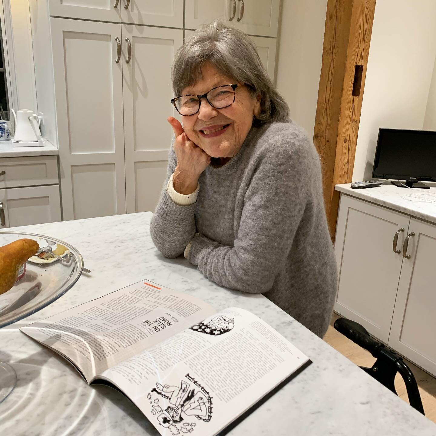 A real Hanukkah miracle: Grams, 95, relishing her newfound freedom at home, scans my story in the Journal of Dreams before sitting down for some lip-smacking latkes. There&rsquo;s no greater gift than that! ✨😋➡️

#hanukkah2020