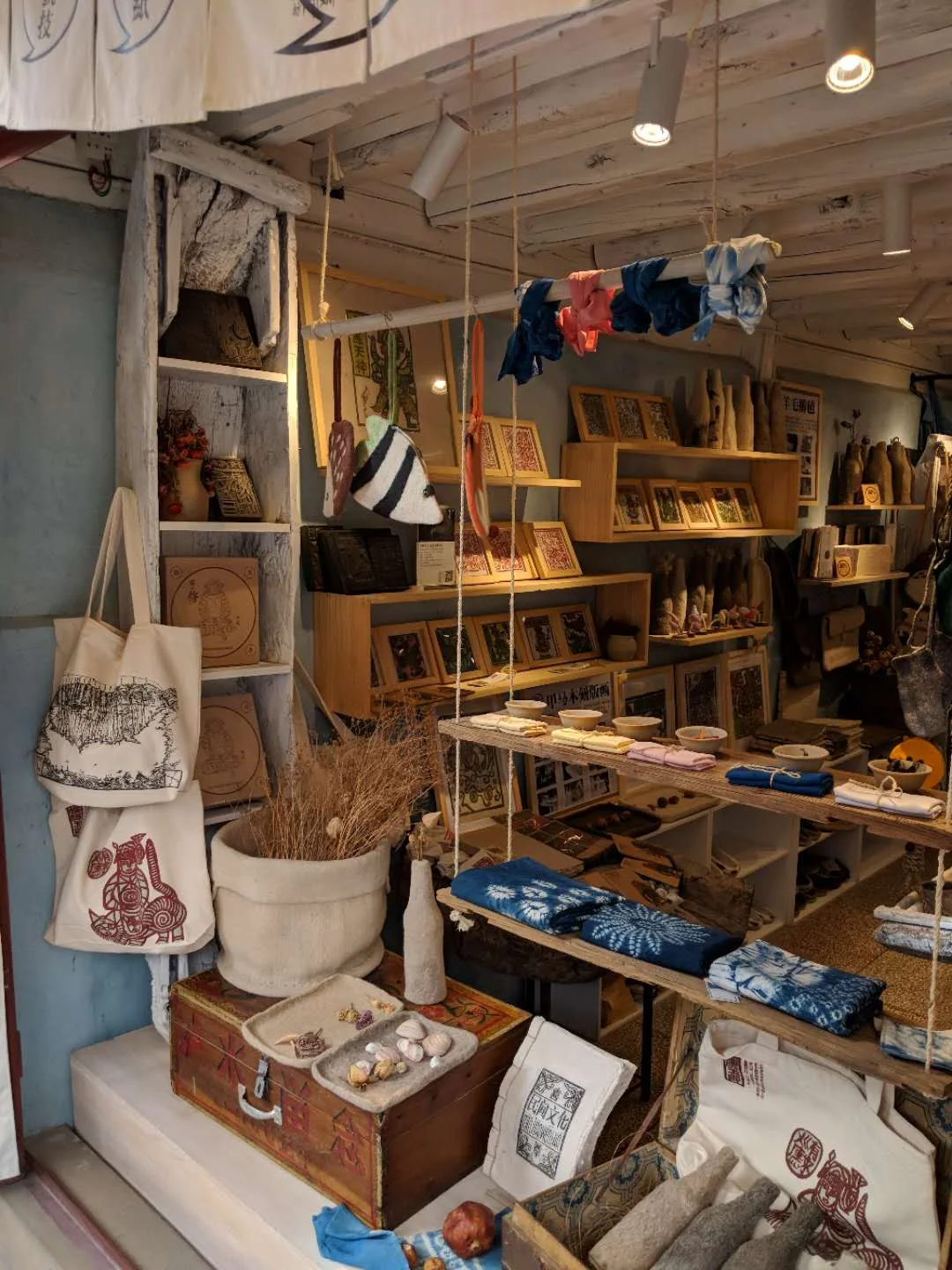 The shop in Xizhou where I first saw the block prints. 