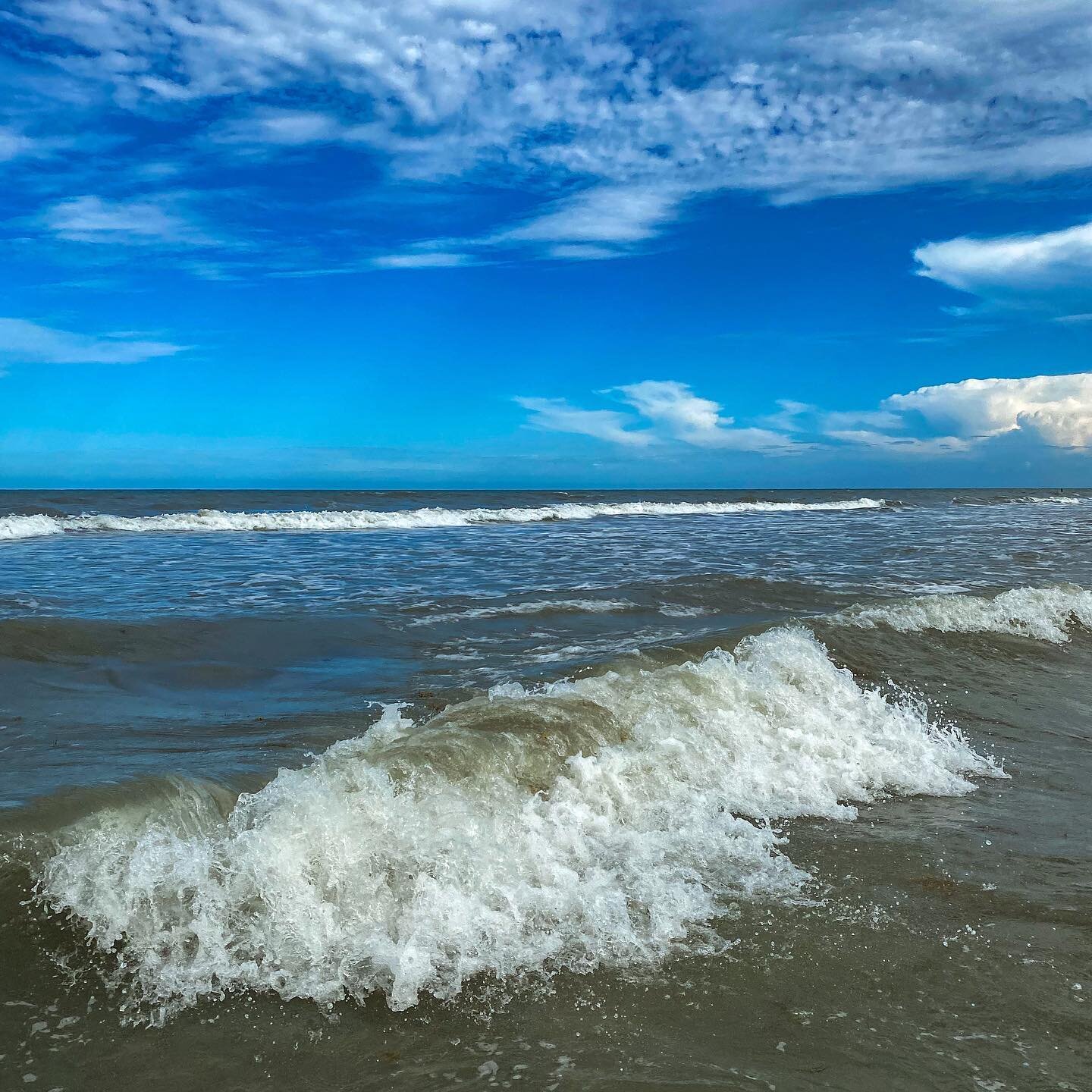 Weekend Wishes πππΌ #waves
.
.
.
.
#weekendvibes #whatgetsyououtdoors #sunshine #water #saltlife #surfsup #surflife #ocean #sea #seascape #naturephotography #skyline #breathe #relax #rest #recovery #scenic #mindfulness #peace #calm #saturday #week