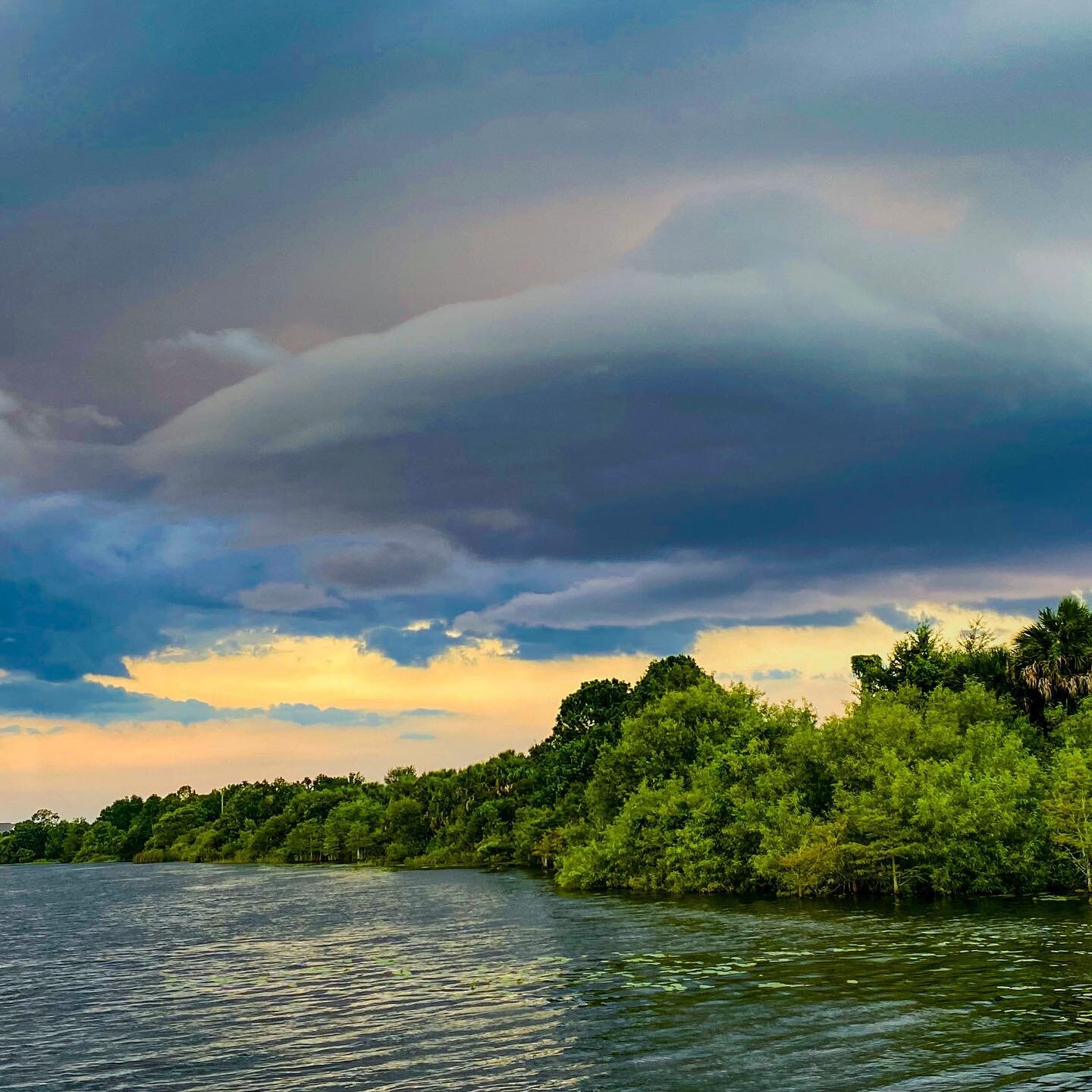 Sultry Sky #summervibes .
.
.
.
#summertime #verano #vacationmode #vacay #naturephotography #scenery #reflection #refreshing #lakelife #landscape #florida #fl #weekdayvibes #exploremore #scenic #travel #igersorlando #orlandoflorida #thunderstorm #rai
