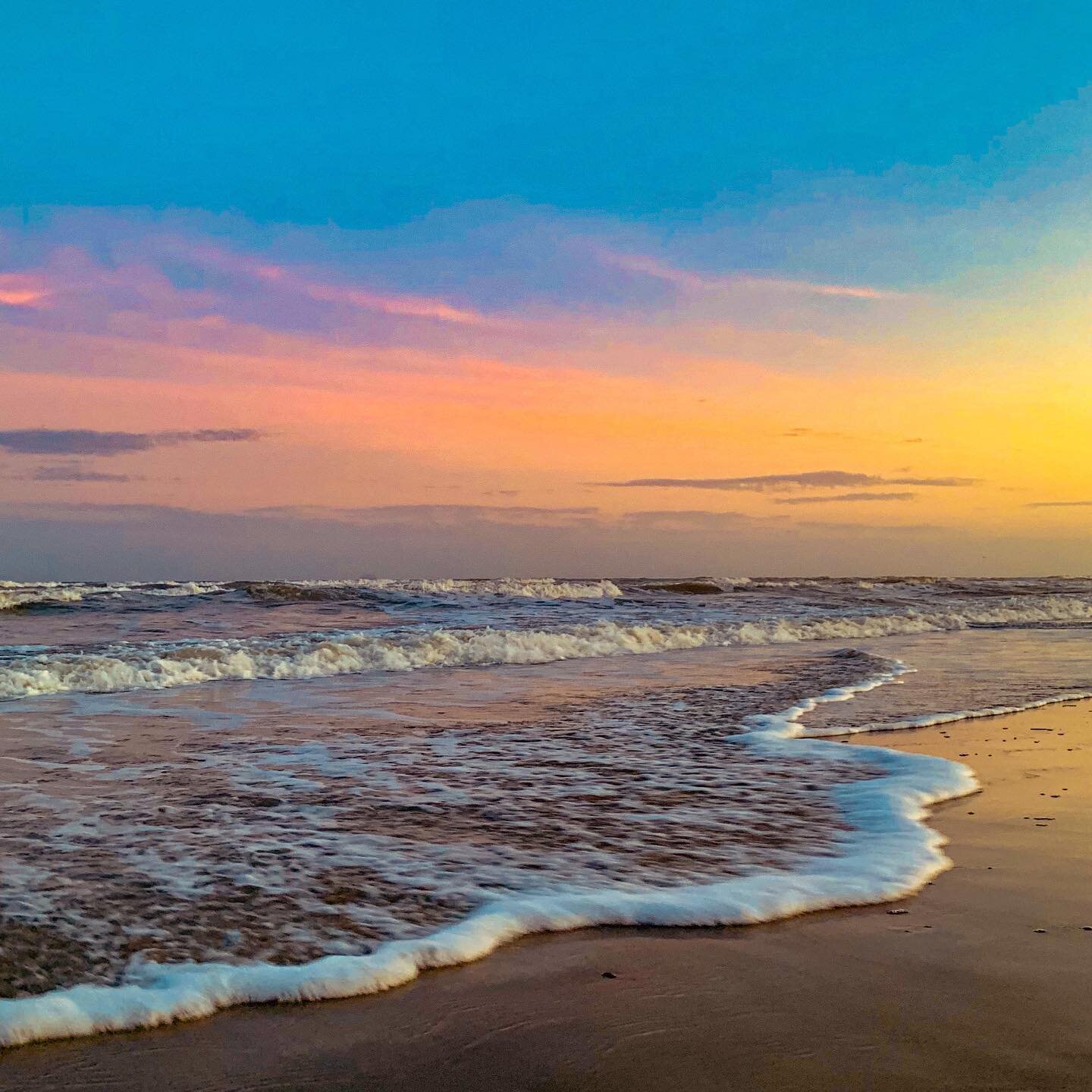 Tuesday Tones #travel
.
.
.
.
#sunset #sunsetphotography #vacation #relaxing #refreshing #reflections #summer2020 #latergram #strong #photooftheday #waves #surfsup #florida #coast #travelphotography #beautiful #local #beauty #beach #beachlife #mar #