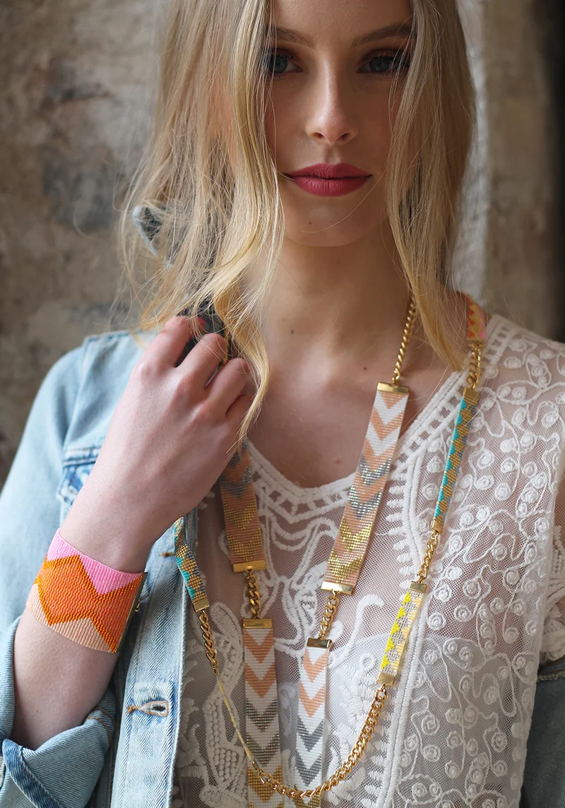 Soleil_Skinny_necklace_model_web.jpg
