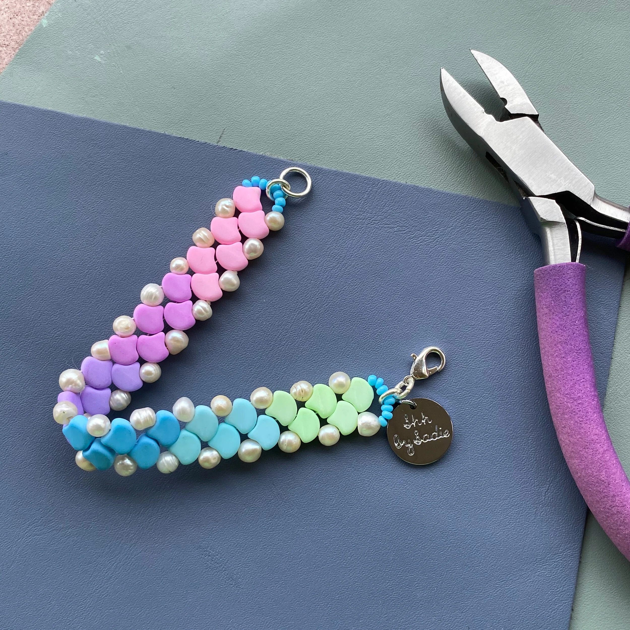 D21FCBEE-8794-4E7B-AB7D-00E87CDF399C