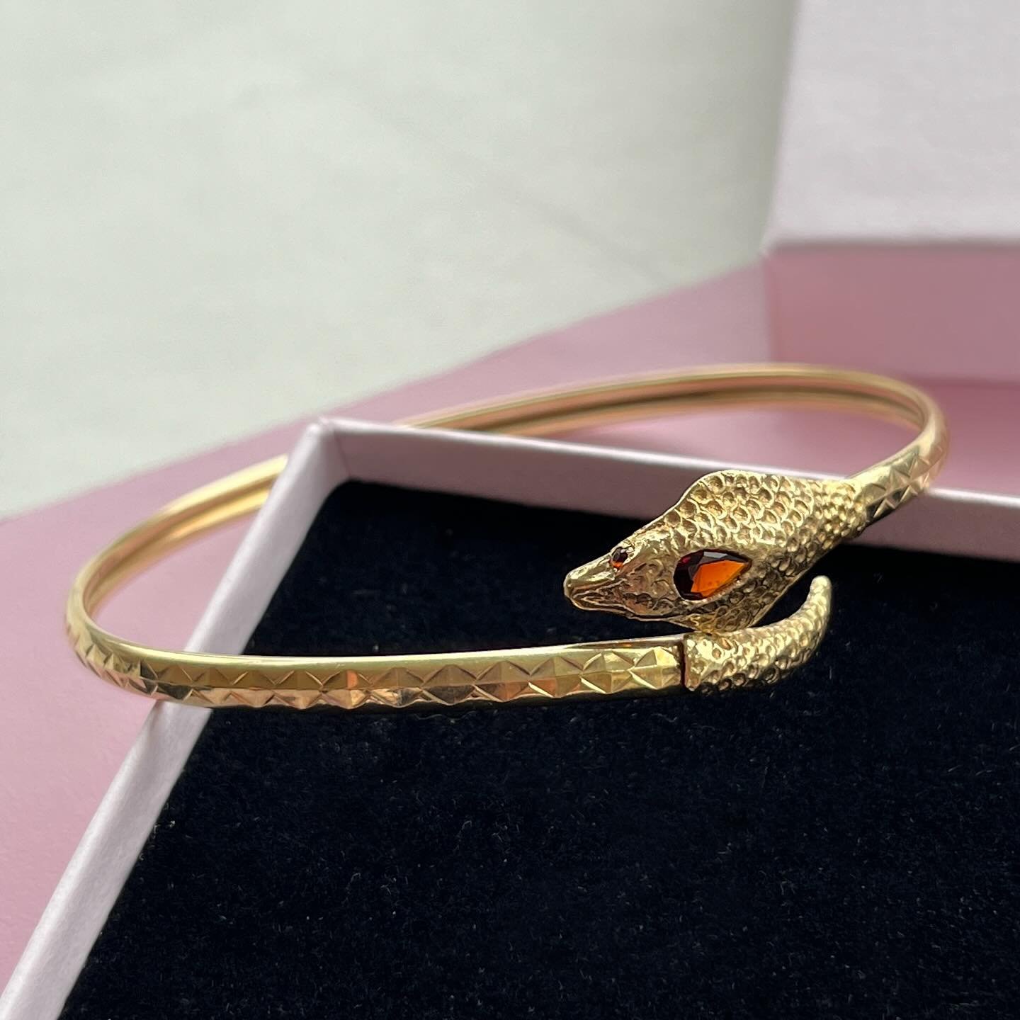 Snakealicious 🐍 Vintage 9ct gold and garnet snake bangle now available on my Etsy #linkinbio
.
.
#snakebangle #garnetsnakebangle #goldsnakebangle #vintagesnakebangle #ilovesnakejewelry #snakejewelry #snakesofinstagram #vintagesnakecuff #goldsnakecuf