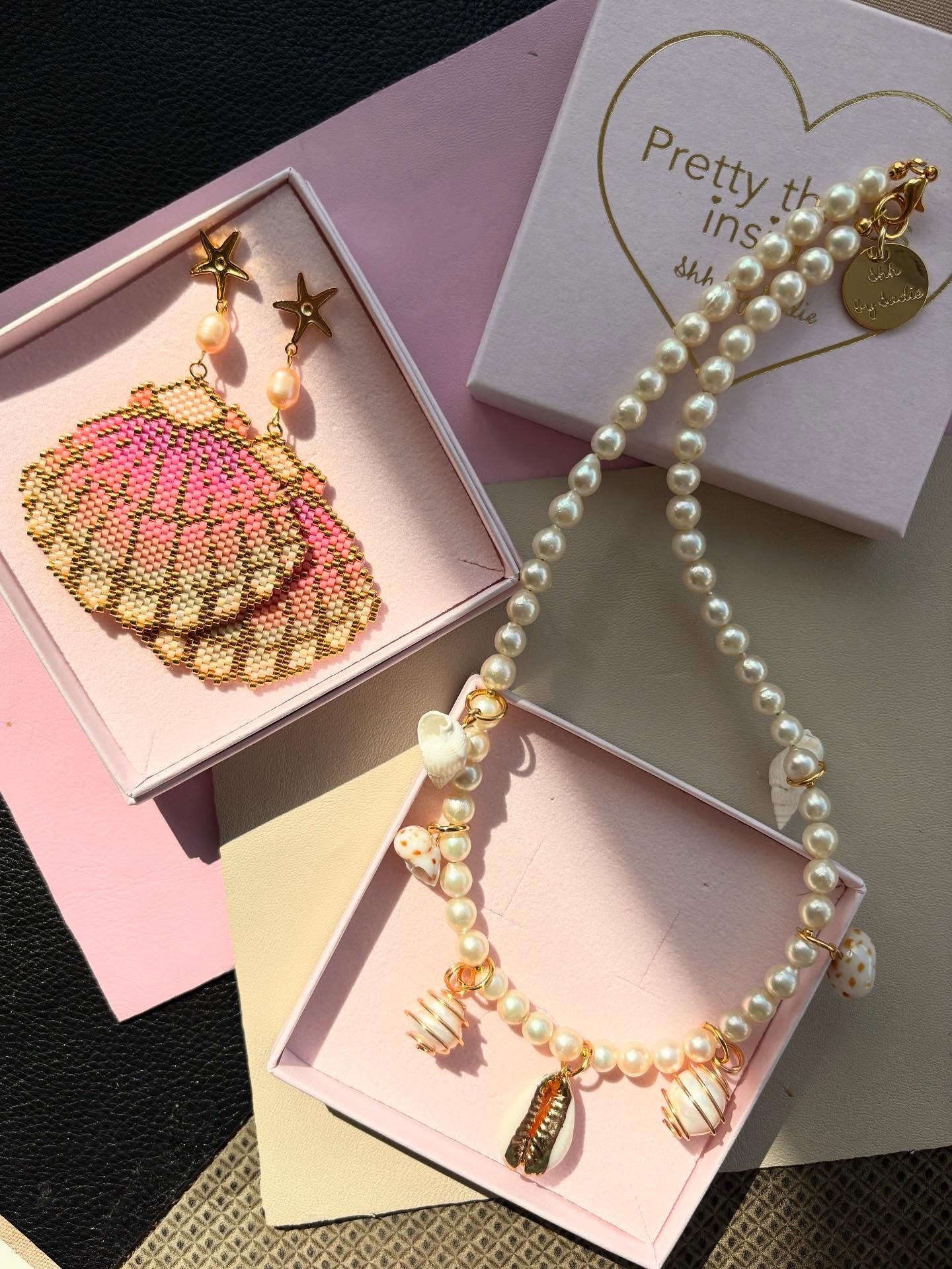Jewellery for an Italian adventure 🇮🇹🚙🍋 My customer wanted a bespoke charm necklace that was versatile and not too chunky. I sent her some options and she chose this combination of vintage shells and pearls for her one of a kind necklace alongsid