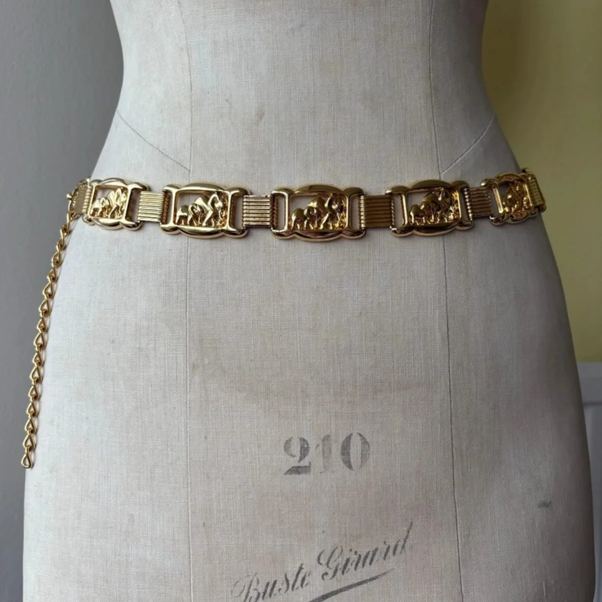 [SOLD] Another stunning statement belt heading out via @vestiaireco - a vintage gold tone Escada elephant belt 🥰🐘

Vintage chain belt
Vintage escada belt
Statement belt