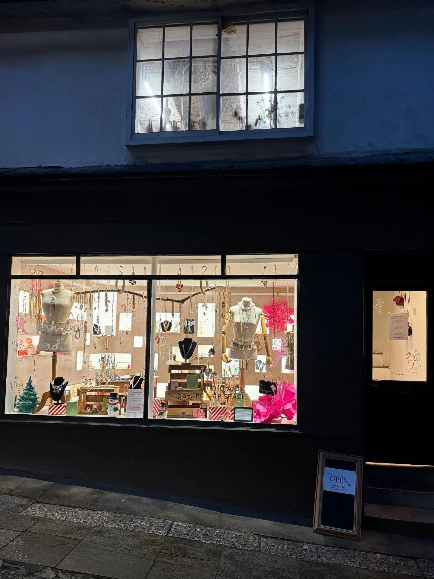 Day one of the Shh by Sadie pop up shop in Totnes 🥰 handmade jewellery / vintage jewellery / antique jewellery all in one little bejewelled shop 👏🏼👏🏼👏🏼
.

.
#vintagejewellery #antiquejewellery #vintagejewellerydevon Devon jewellery designer 
H