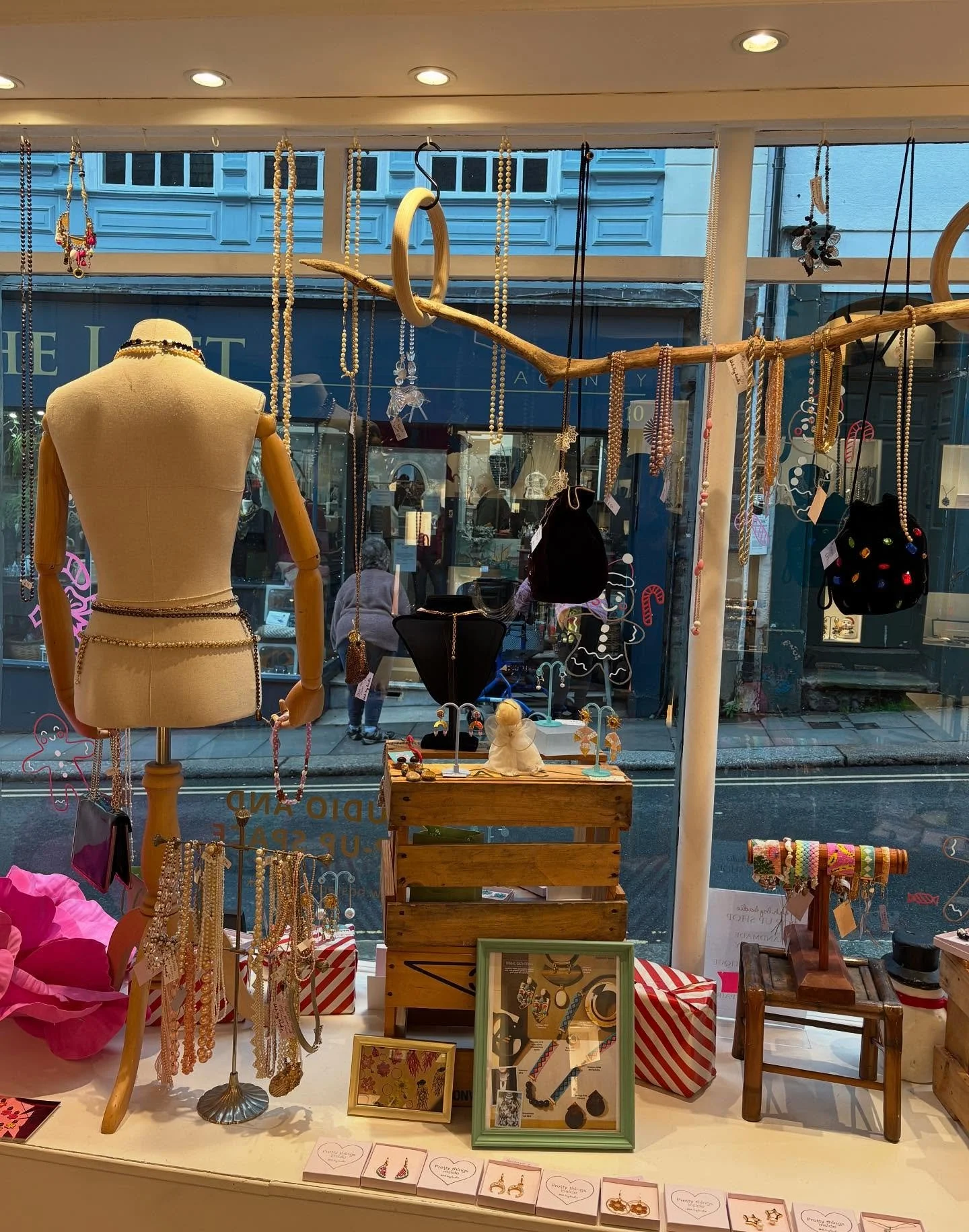 Last day of the Shh by Sadie pop up shop tomorrow 🥹🤩🎄🎁 Come say hi and snoop all the beautiful jewellery 😙😙