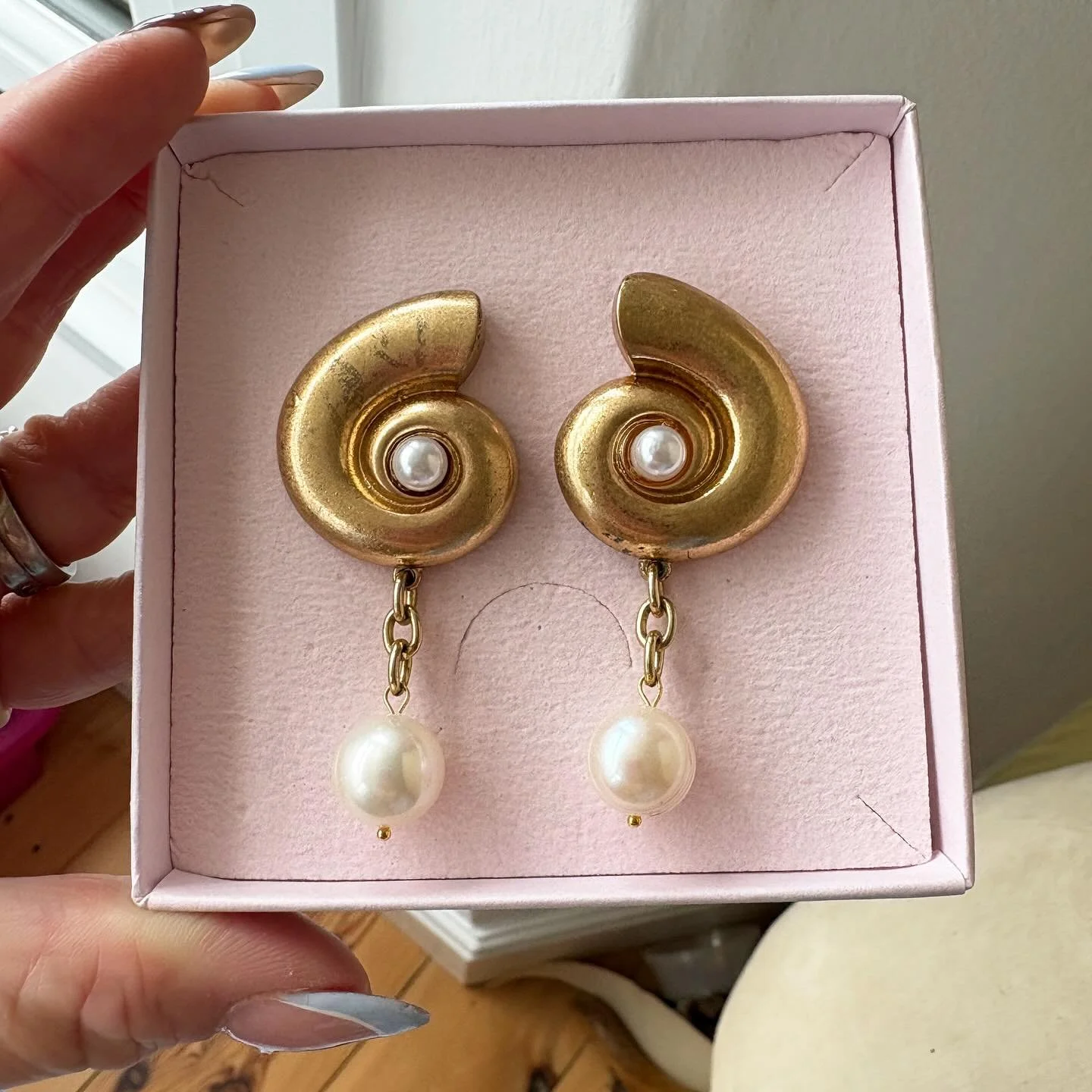 [SOLD] Beautiful one of a kind earrings with vintage shell earring studs that I added vintage chain and big chunky freshwater pearls to *chef&rsquo;s kiss* 🐚 They are on their way to their new home in London 👏🏼