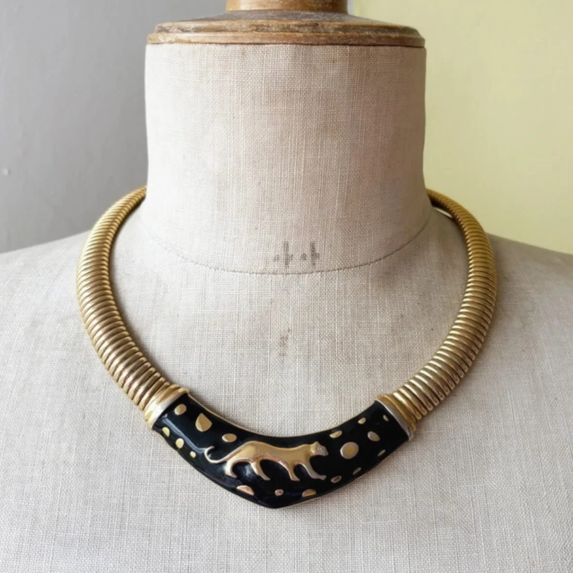 [SOLD] This amazing vintage gold tone omega chain necklace is sold and heading to Australia. I hope one day I find another one because it is such a fantastic statement piece 🐆🐆🐆🐆