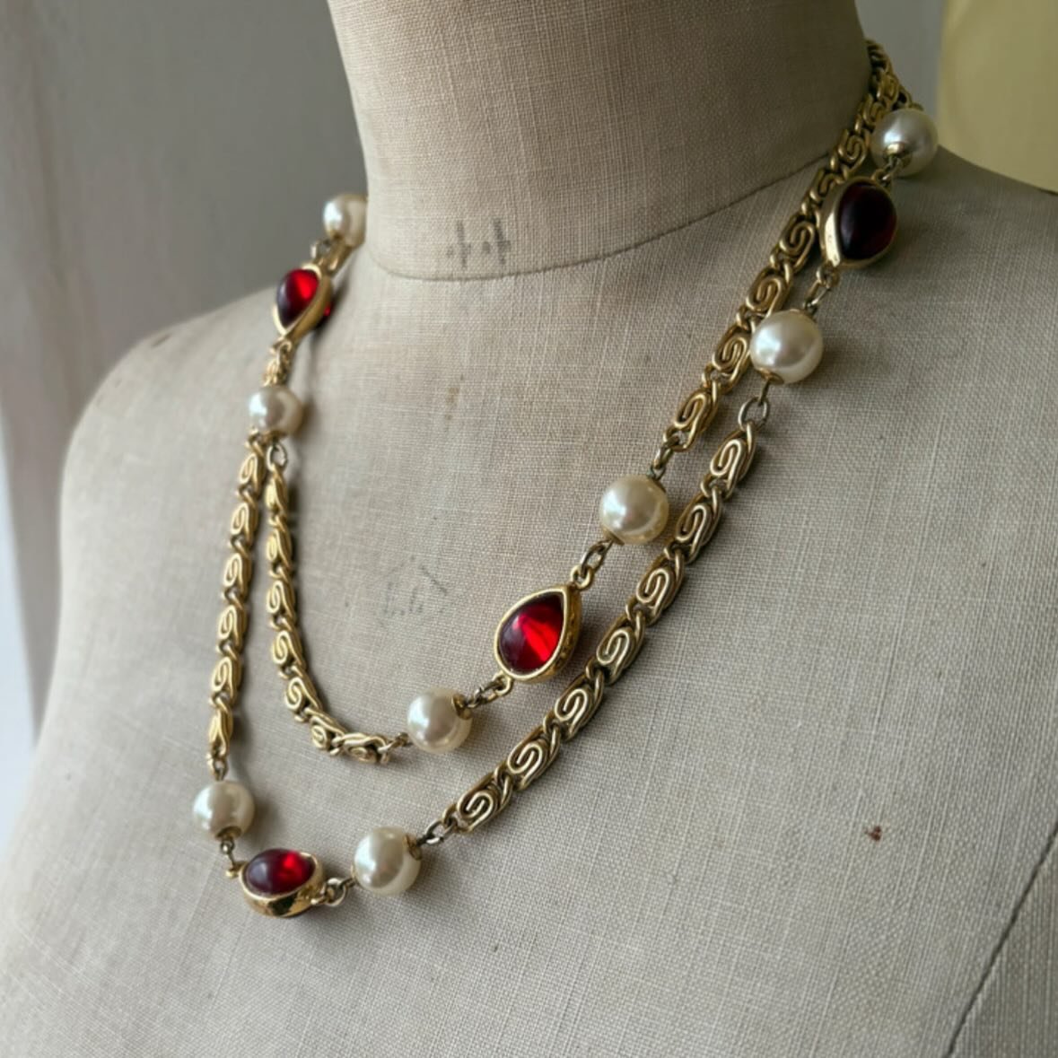 [SOLD] This stunning vintage vibrant red cabochon and pearl necklace has found its new home 🥰