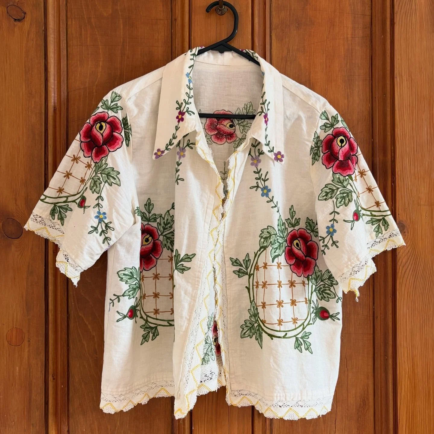 Clothes I&rsquo;ve made so far this year 🪡
1-4 🪡 @spilt.milk.uk classic shirts, two sizes. Using vintage tablecloths, doilies and vintage trims.
5-7 🪡 Dresses using vintage fabrics from the Malvern Flea and secondhand lining from Tavistock Scrapst