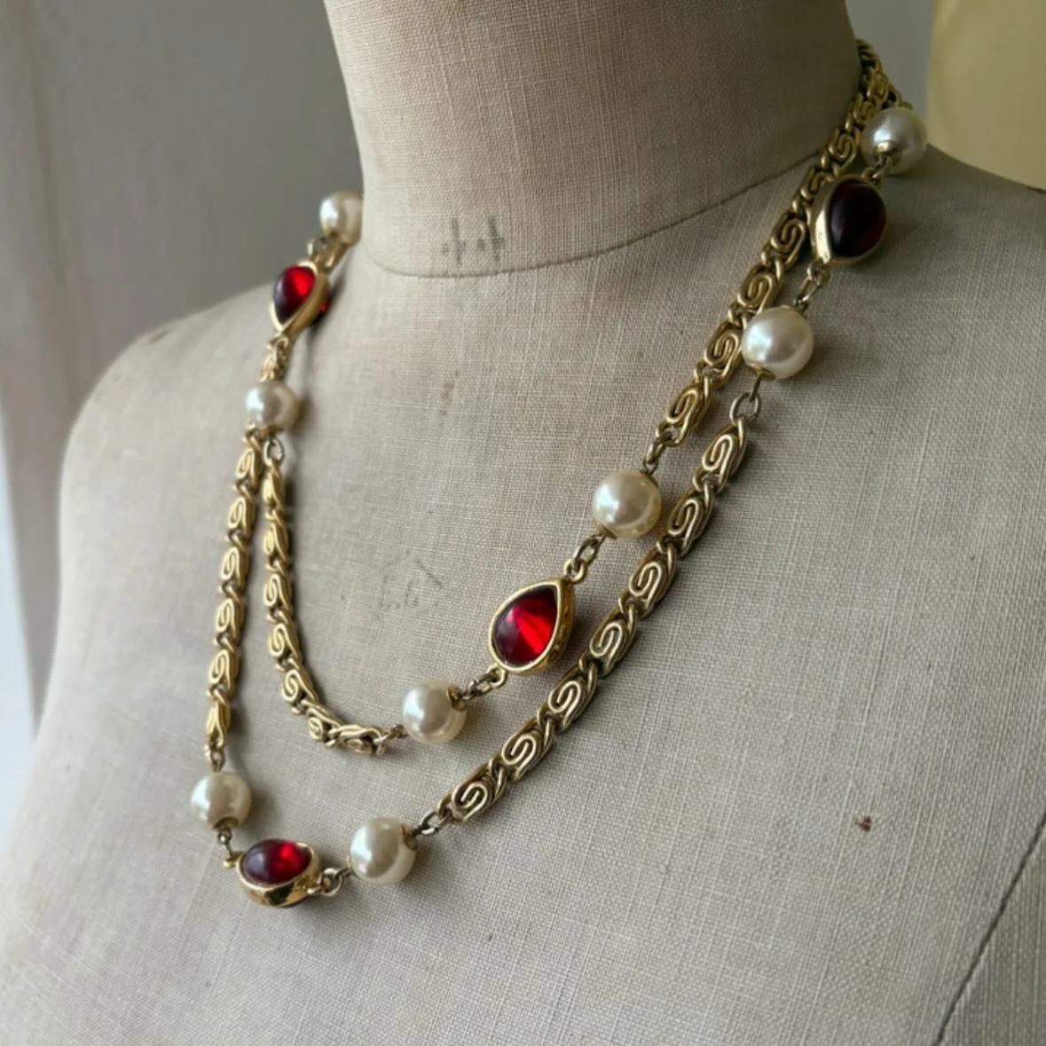 [SOLD] This stunning vintage vibrant red cabochon and pearl necklace has found its new home 🥰