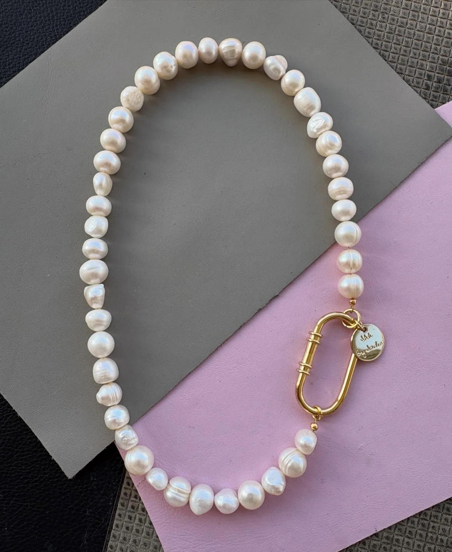 Edgy meets elegant, with the added versatility of using the hardware clasp to add your own pendants (like this amazing vintage giraffe pendant!🦒). Wear the clasp at the side, front, back, wherever you feel like at the time 👌

Hardware necklace, har